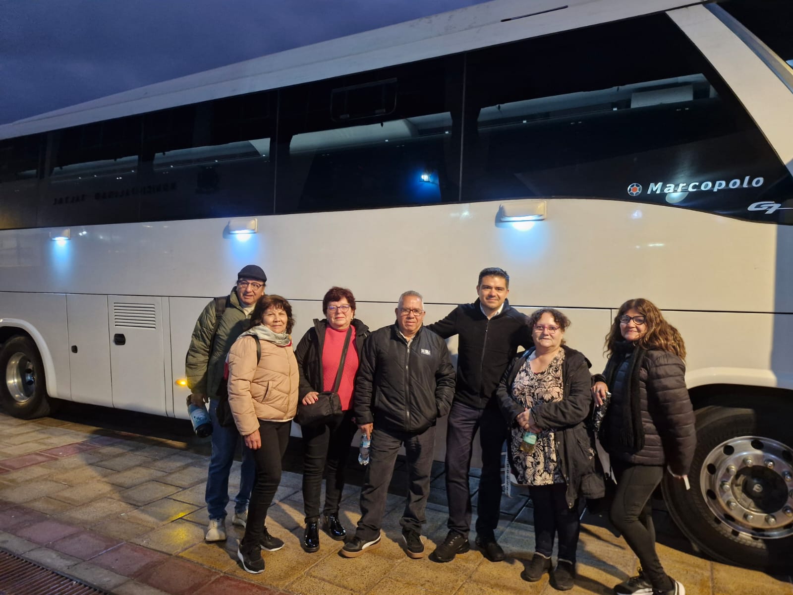 Grupo de Taltal posa frente a bus Marcopolo antes del viaje gestionado por Sernatur.