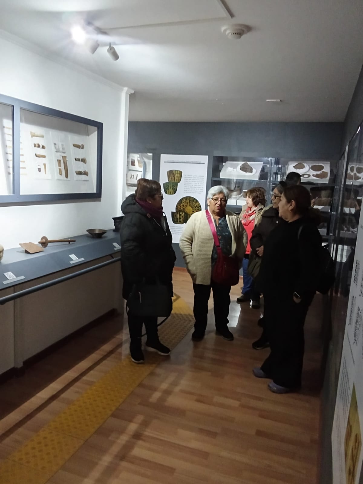 Personas mayores de Taltal recorren un museo en San Pedro de Atacama durante viaje Sernatur.