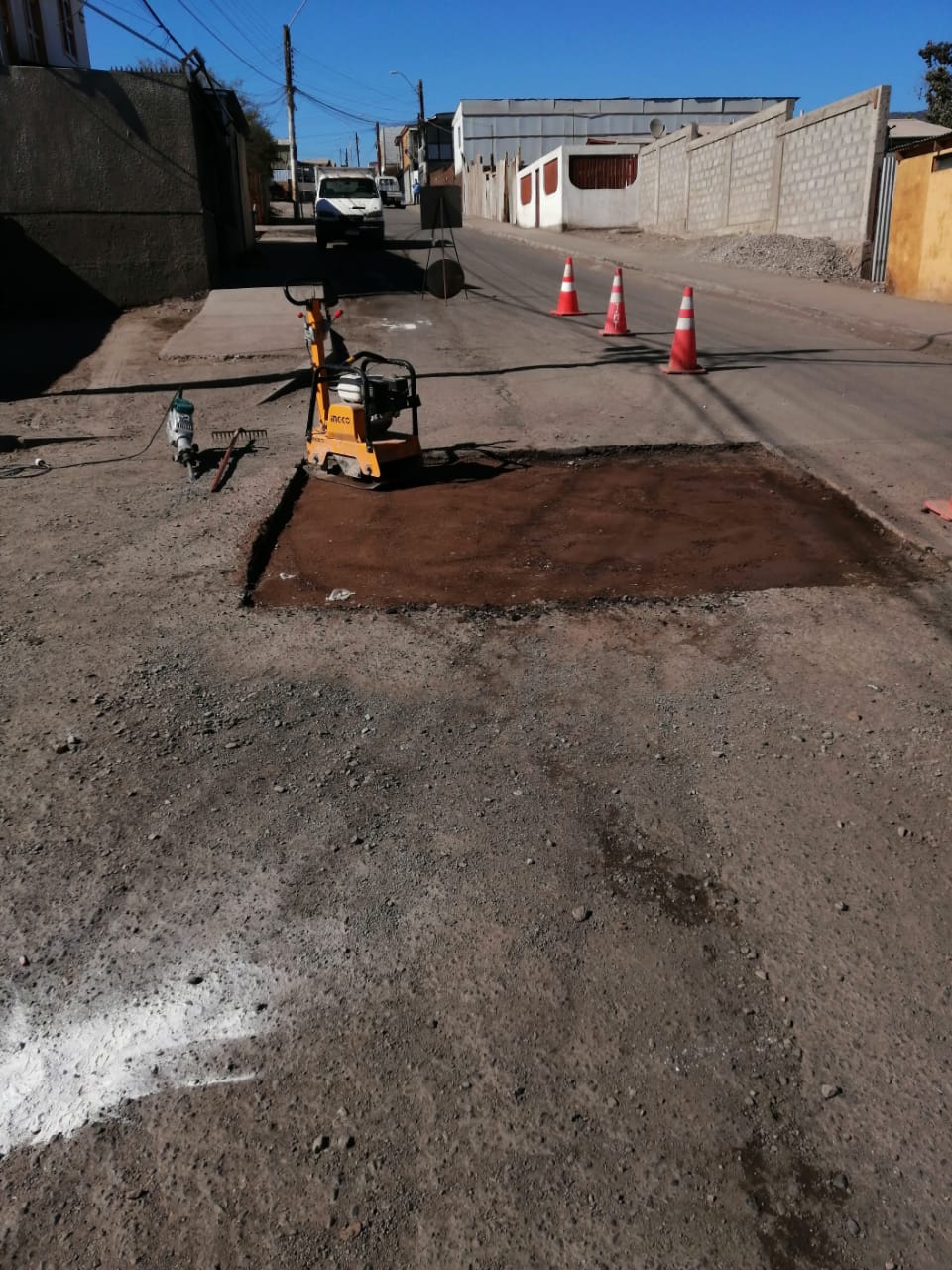Zanja cuadrada con base compactada y equipo listo para aplicar mezcla alfástica en Taltal.