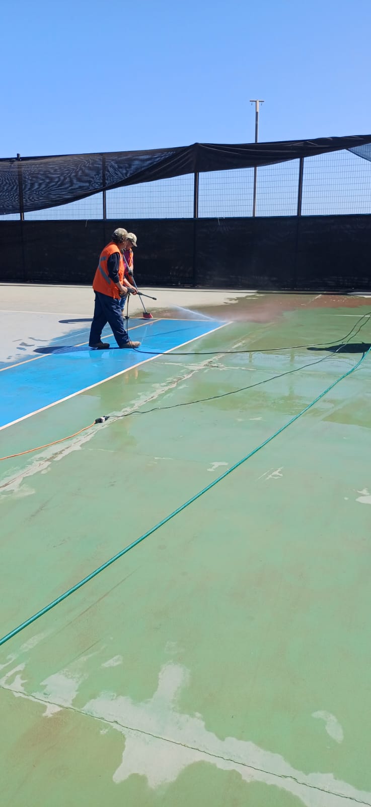 Hidrolavado del lateral de la cancha.