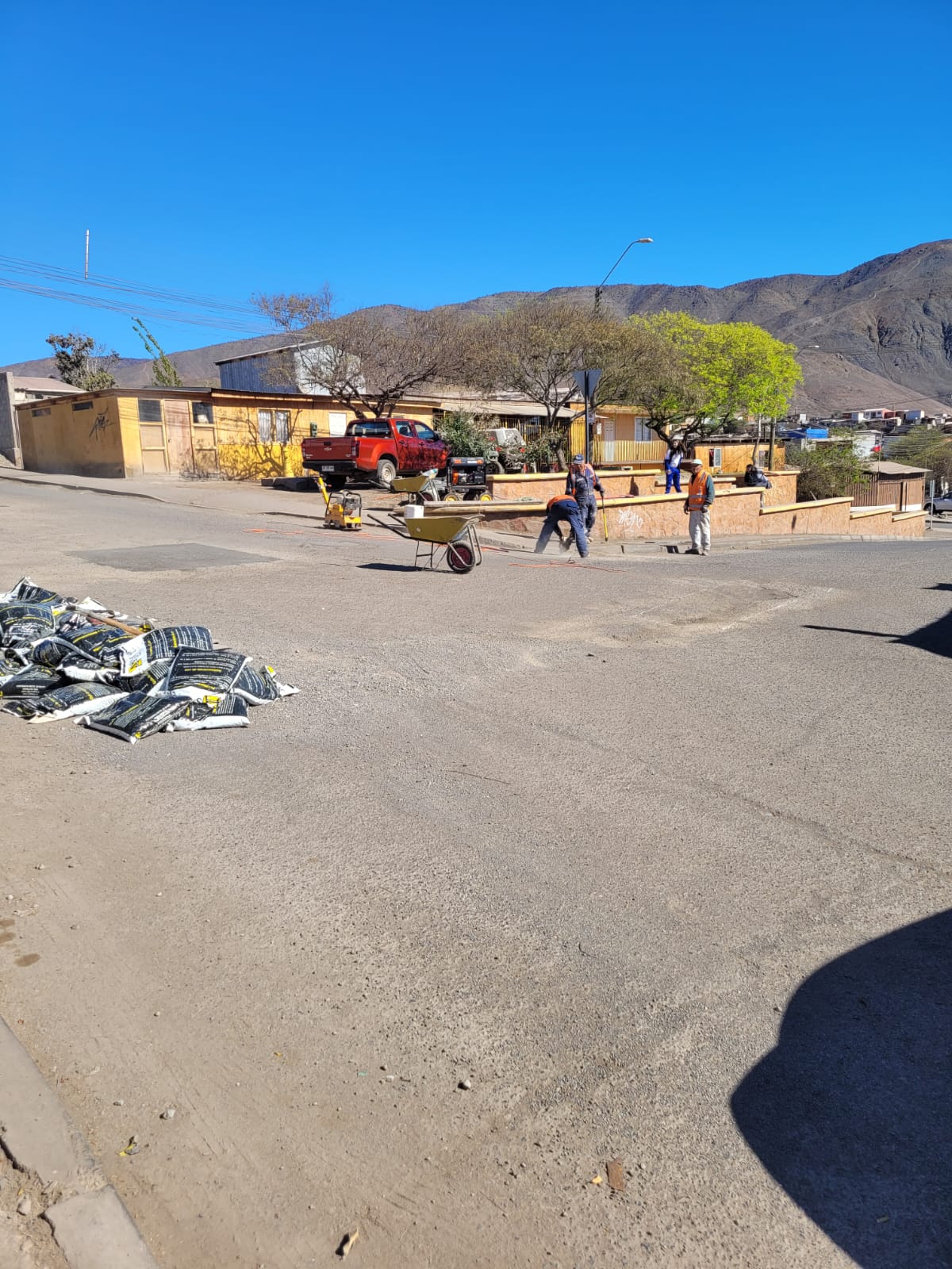 Cuadrillas municipales realizan corte y limpieza previa a la reposición de asfalto de Av. República con Altamira.
