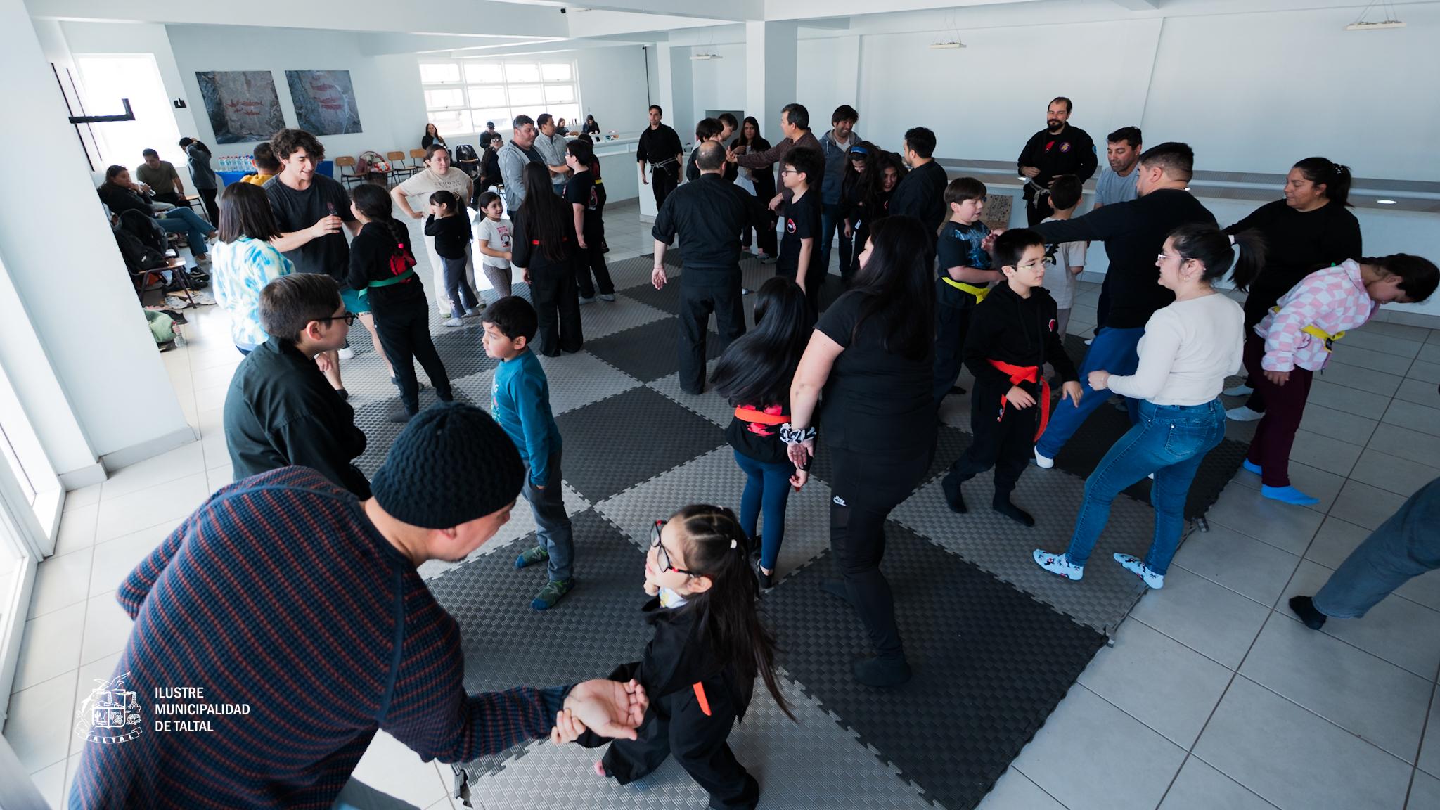 Asistentes forman un círculo para observar una demostración técnica de Bujinkan en el Centro Cultural de Taltal.