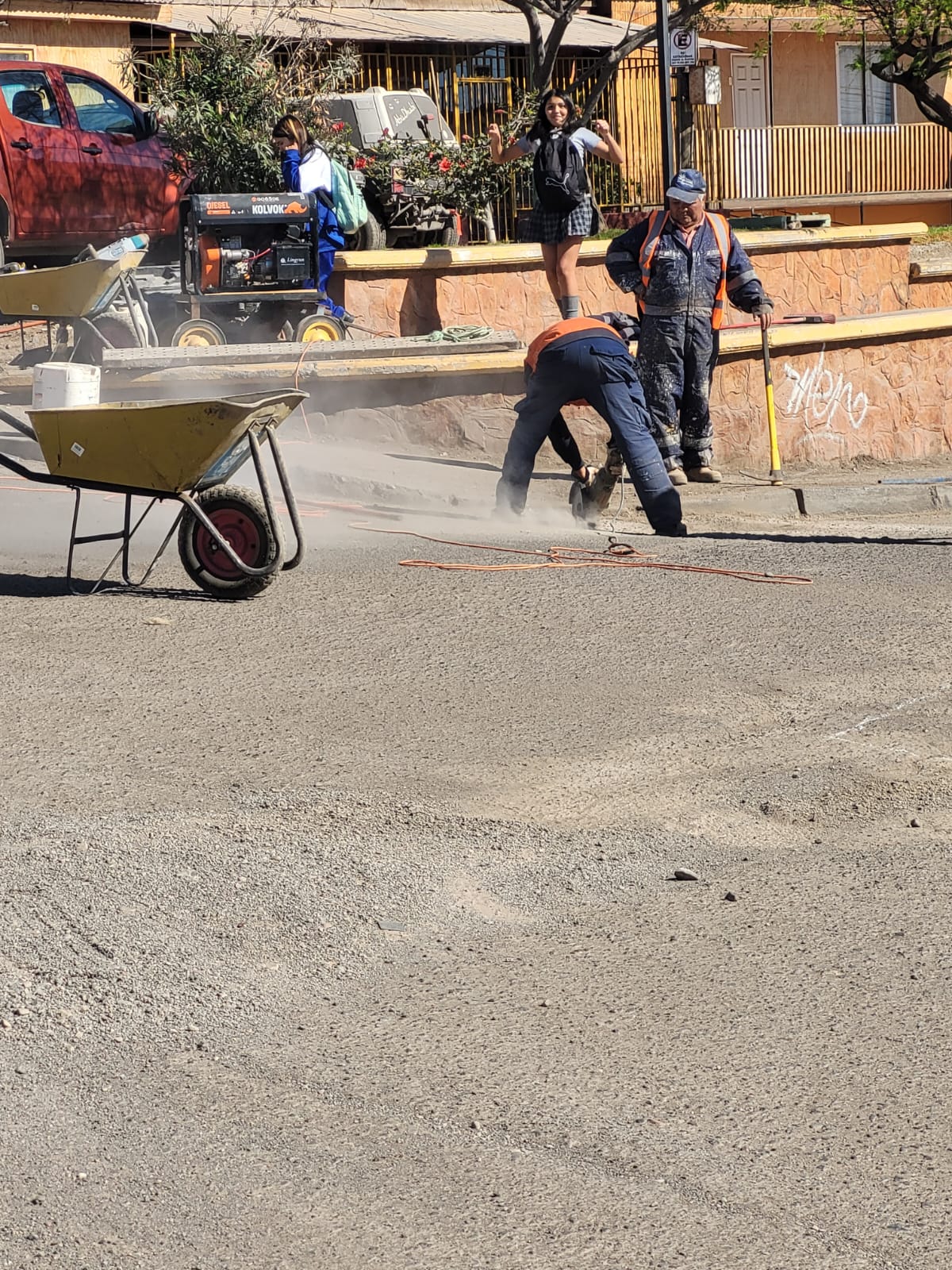 Cuadrilla municipal realiza corte de pavimento con esmeril en Av. República con Altamira para reparar un bache.