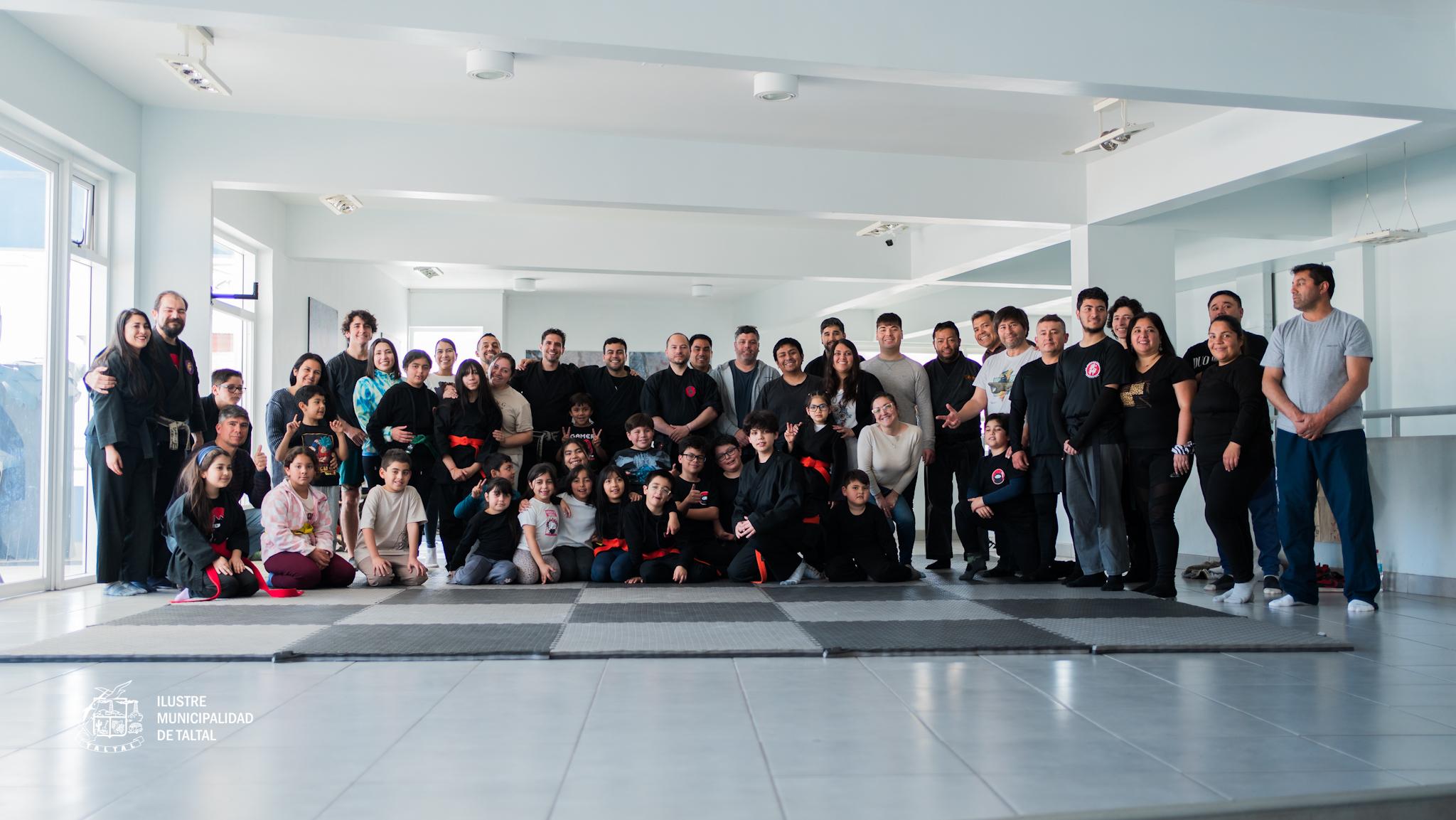 Foto grupal del encuentro Bujinkan Budo Taijutsu en el Centro Cultural de Taltal, con niños, jóvenes y adulos sobre el tatami.