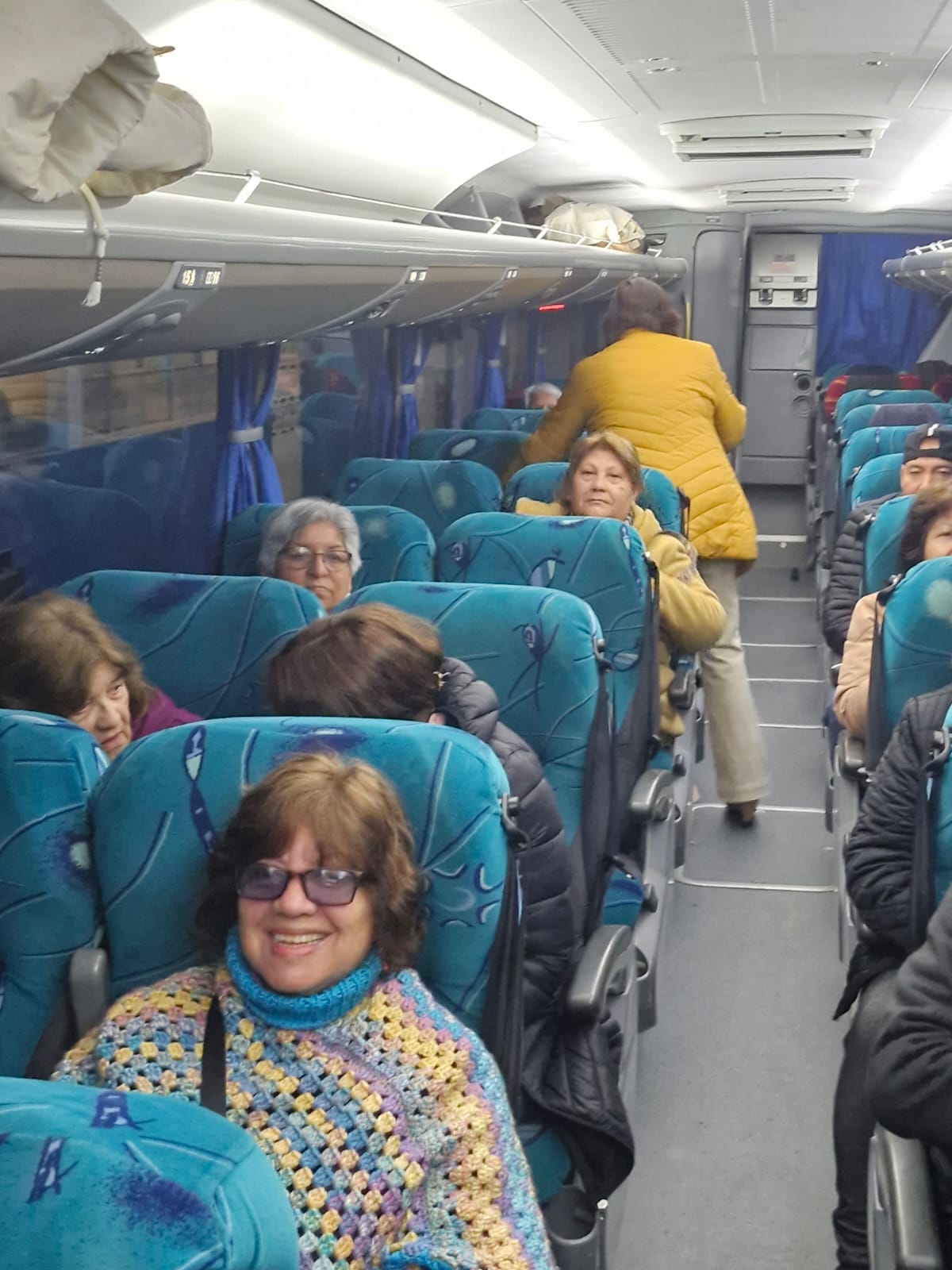 Pasajeros personas mayores acomodados en el interior del bus rumbo a San Pedro de Atacama.