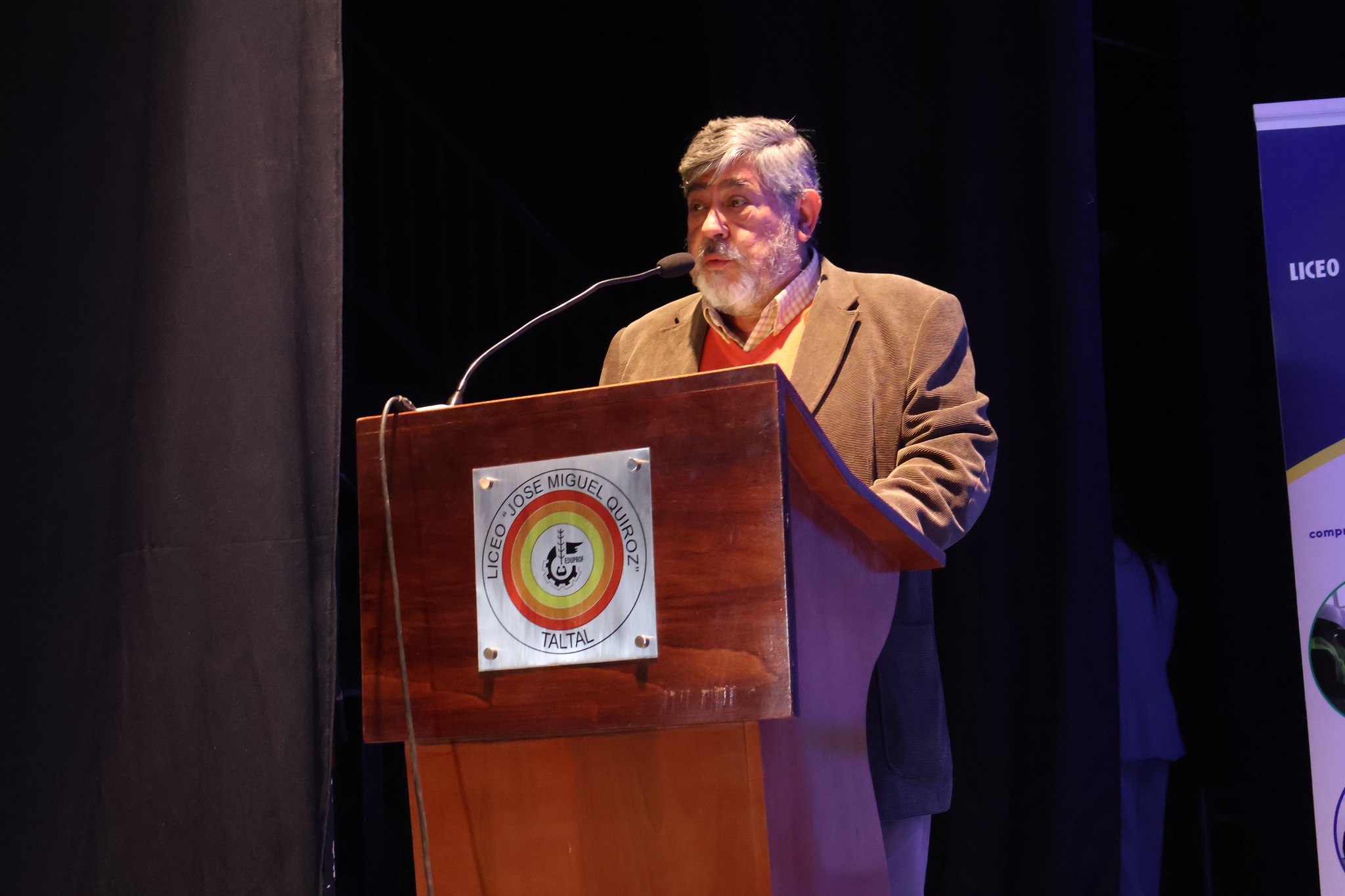 Director de DIDECO entrega discurso desde el podio durante la ceremonia de certificación.
