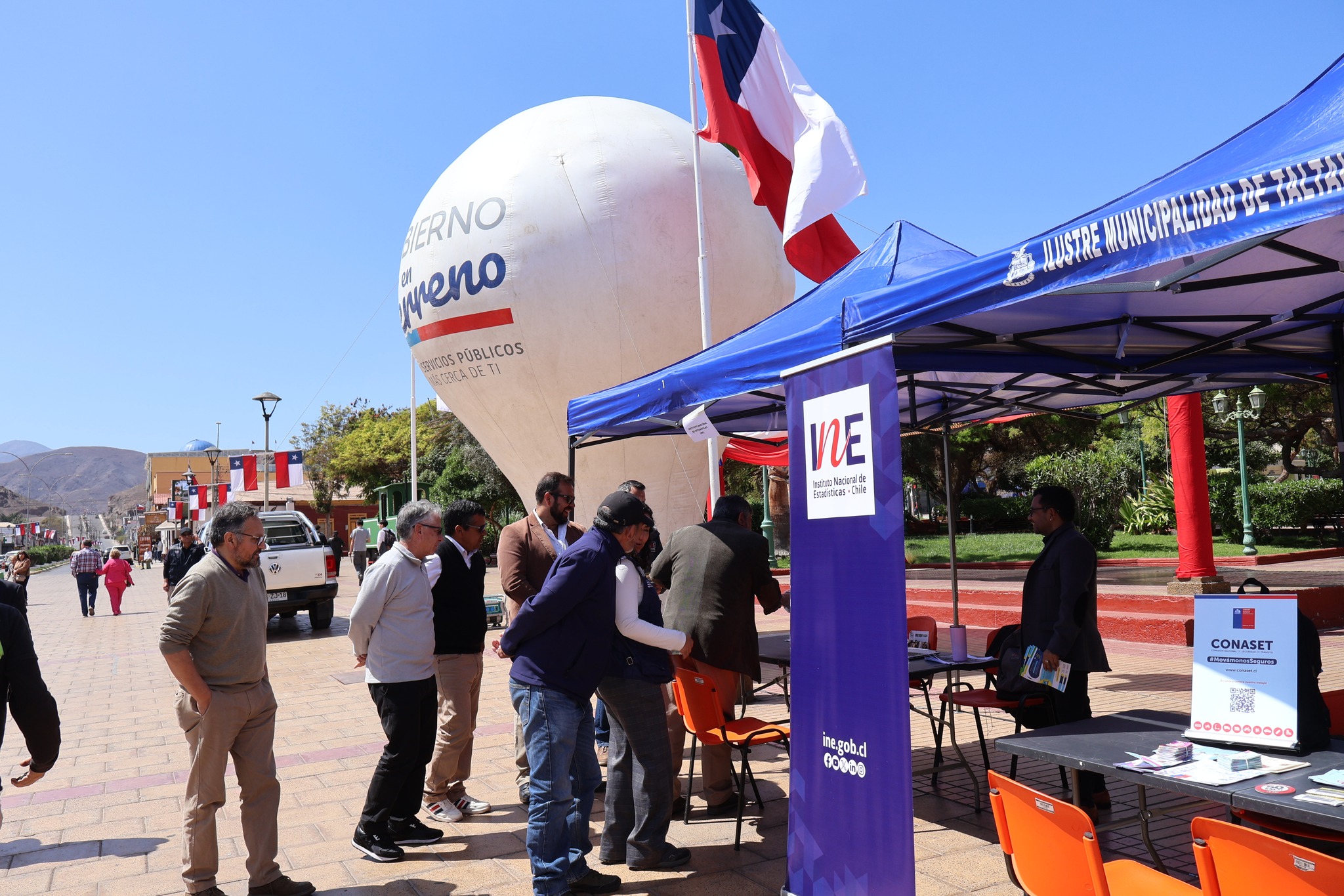Vista general de carpas y globos de Gobierno en Terreno e INE en Plaza Prat de Taltal.”