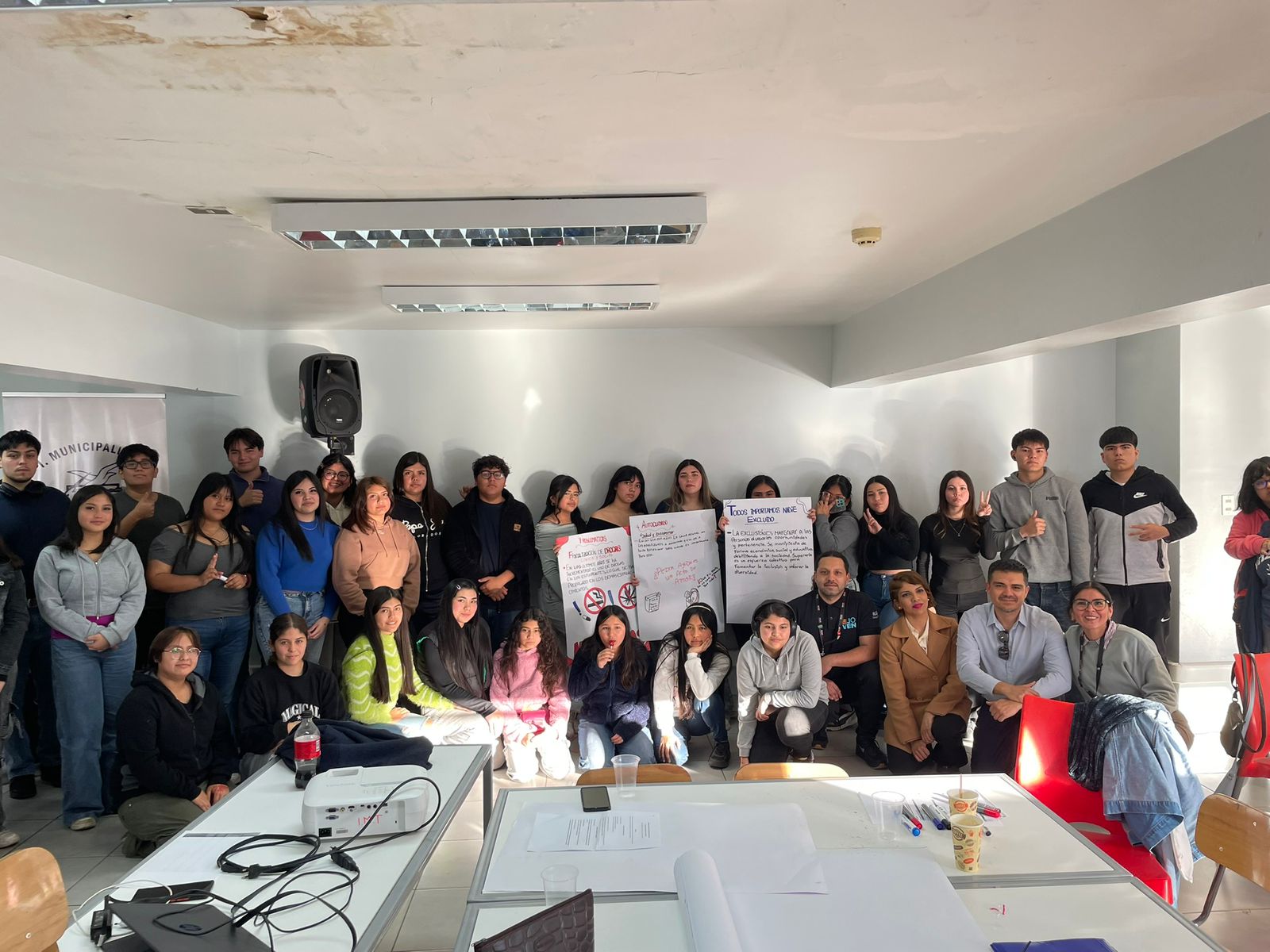 Foto-oficial-segundo-Encuentro-de-Jóvenes-pulsocomunal.jpg Decenas de jóvenes posan tras jornada participativa.