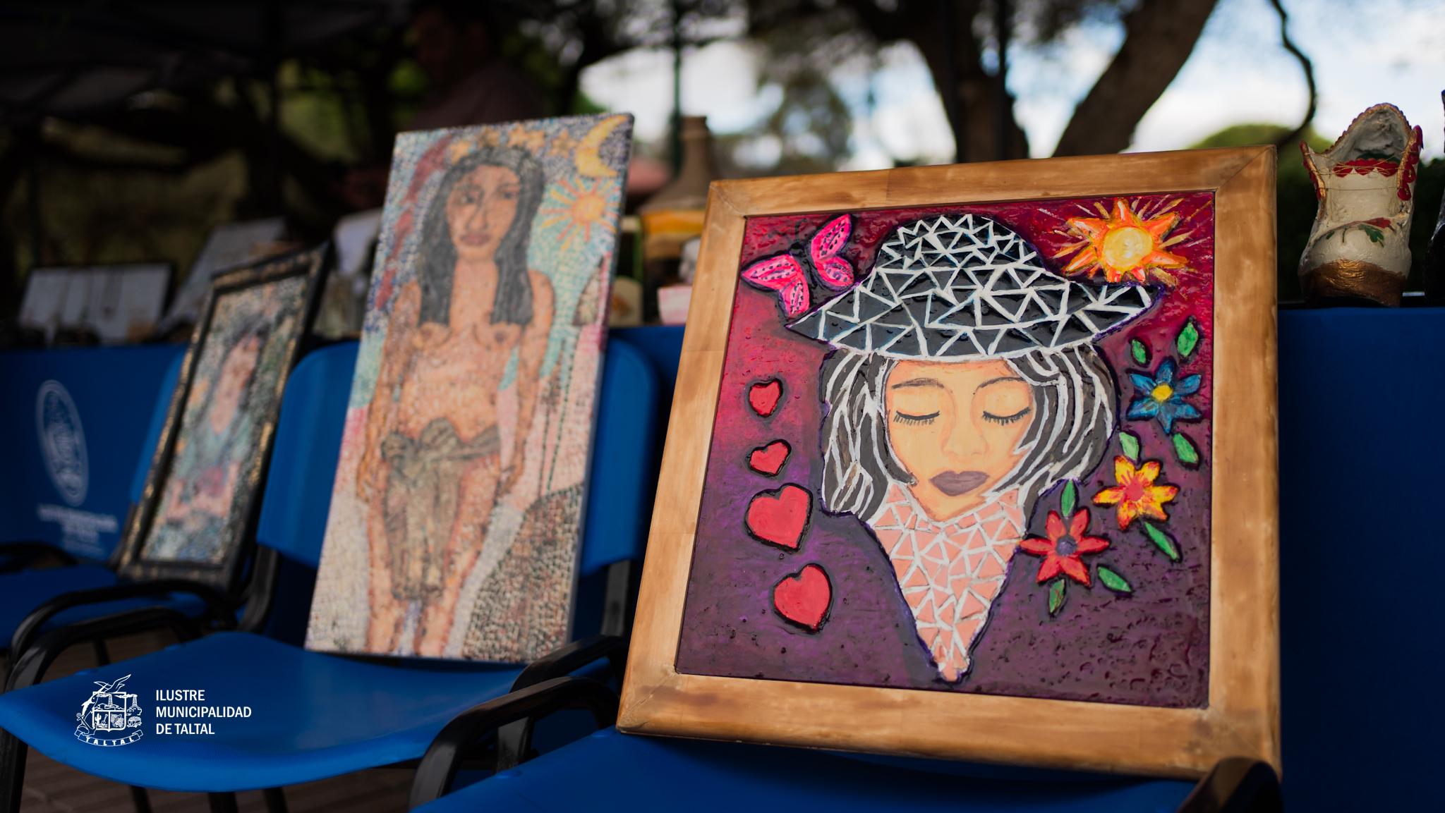 Cuadro colorido con retrato y flores exhibido en la feria de arte local.