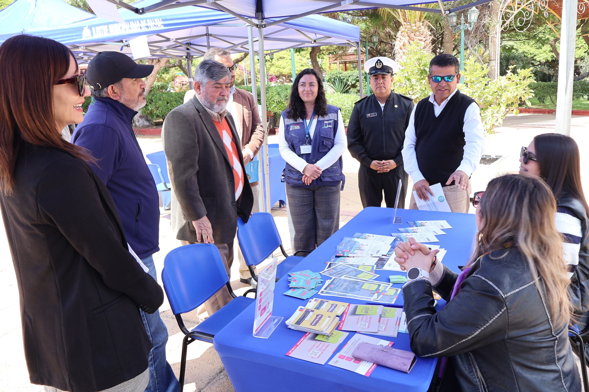 Equipos regionales asesoran a vecinas sobre programas sociales y beneficios en la feria.