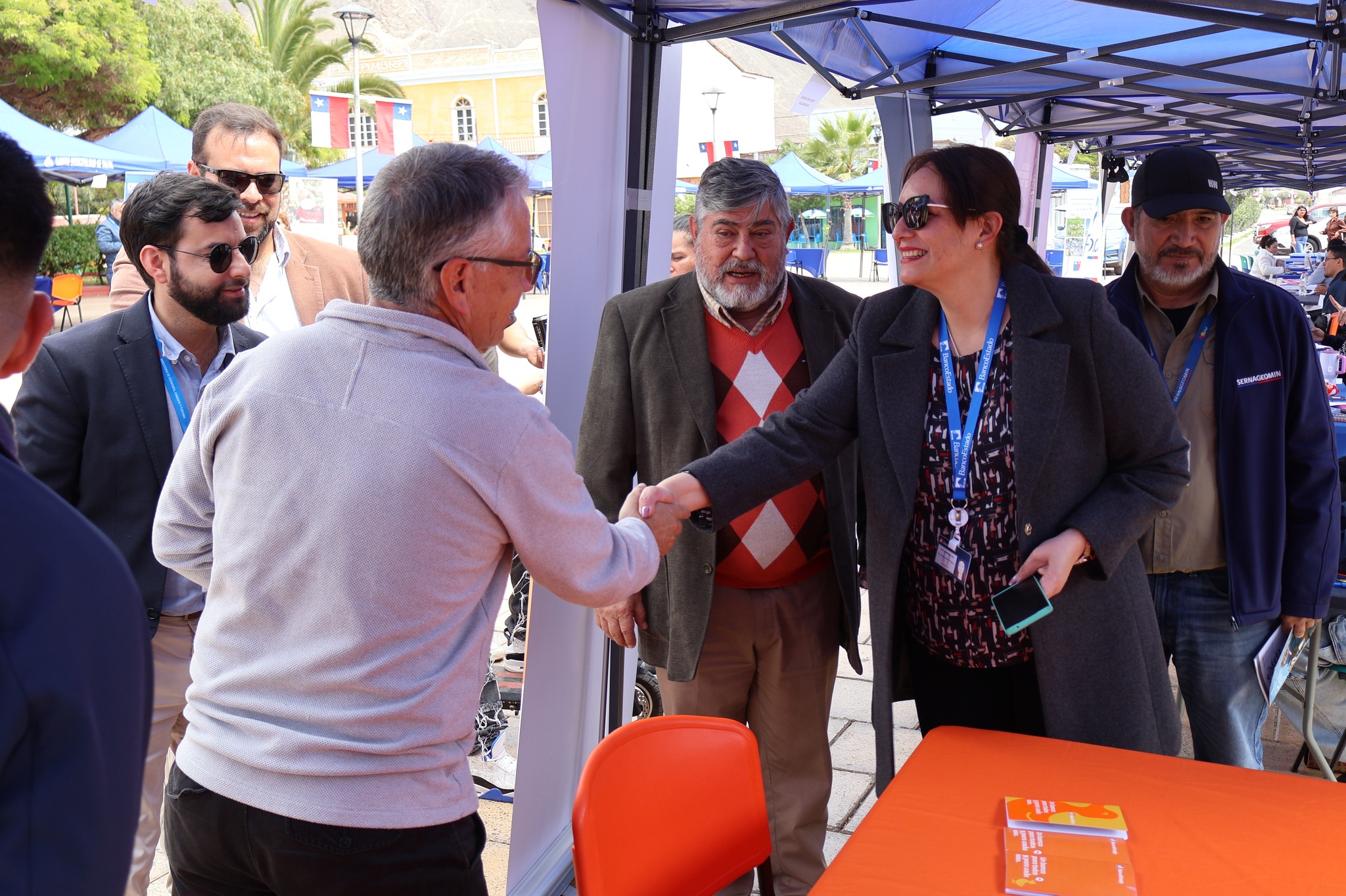 Saludo entre autoridades y representantes de BancoEstado durante la jornada Gobierno en Terreno en Taltal.