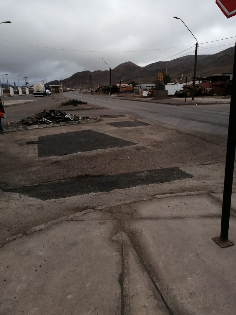 Parcheo asfáltico terminado en la Av.Bilbao, acceso sur de Taltal, con varios sectores reparados.