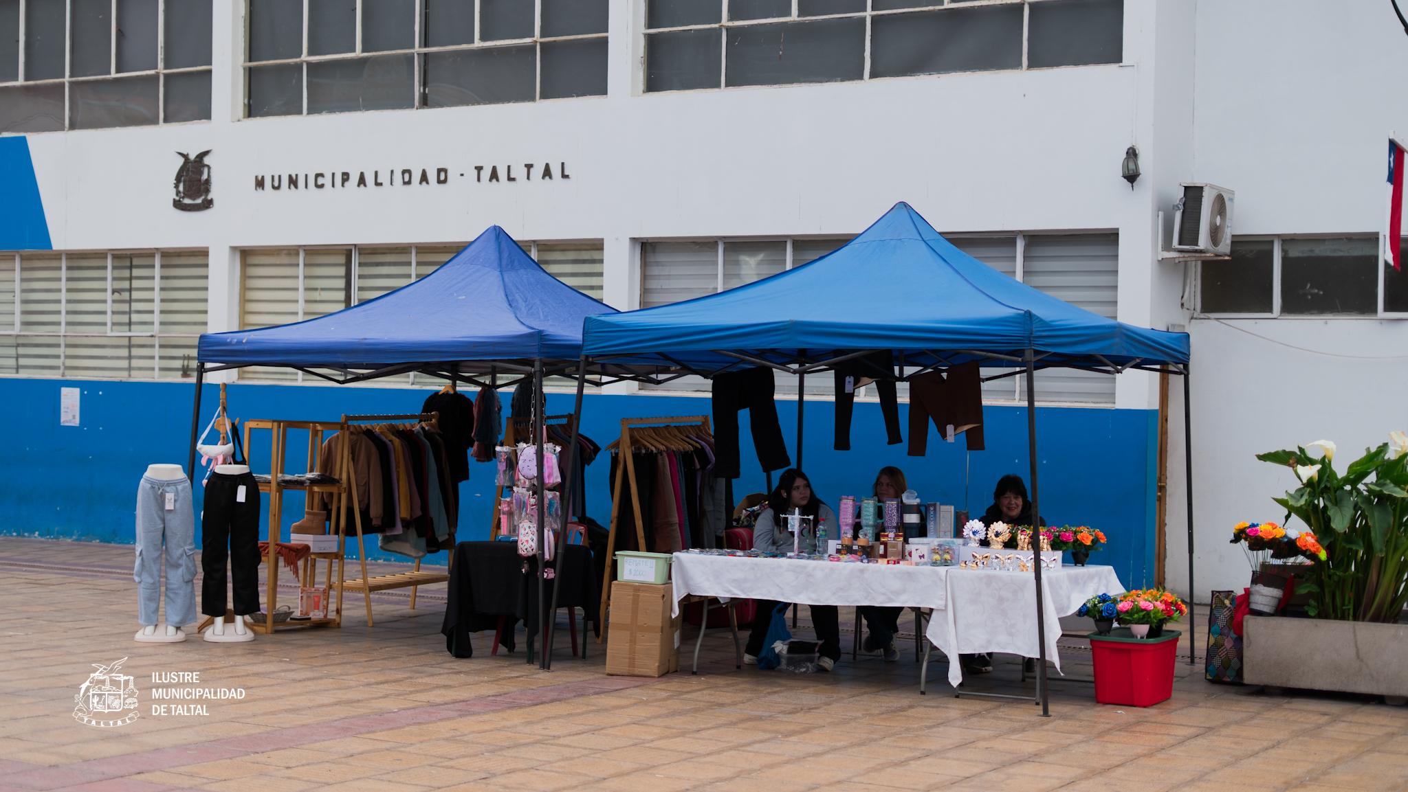 Puestos de emprendedoras con ropa y artesanias frente a la Municipalidad de Taltal.