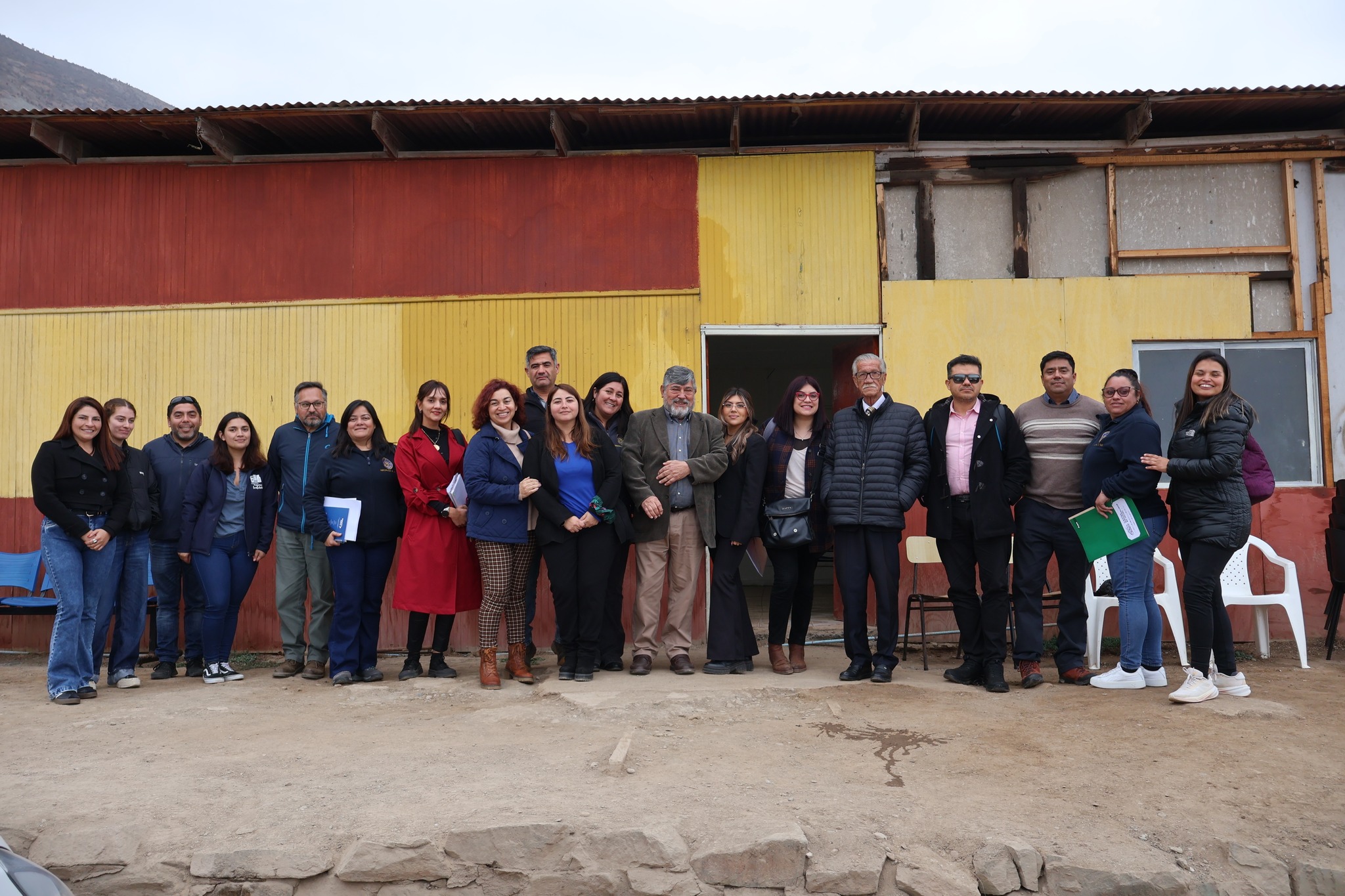 Sr Alcalde y funcionarios municipales posan en la localidad de Paposo