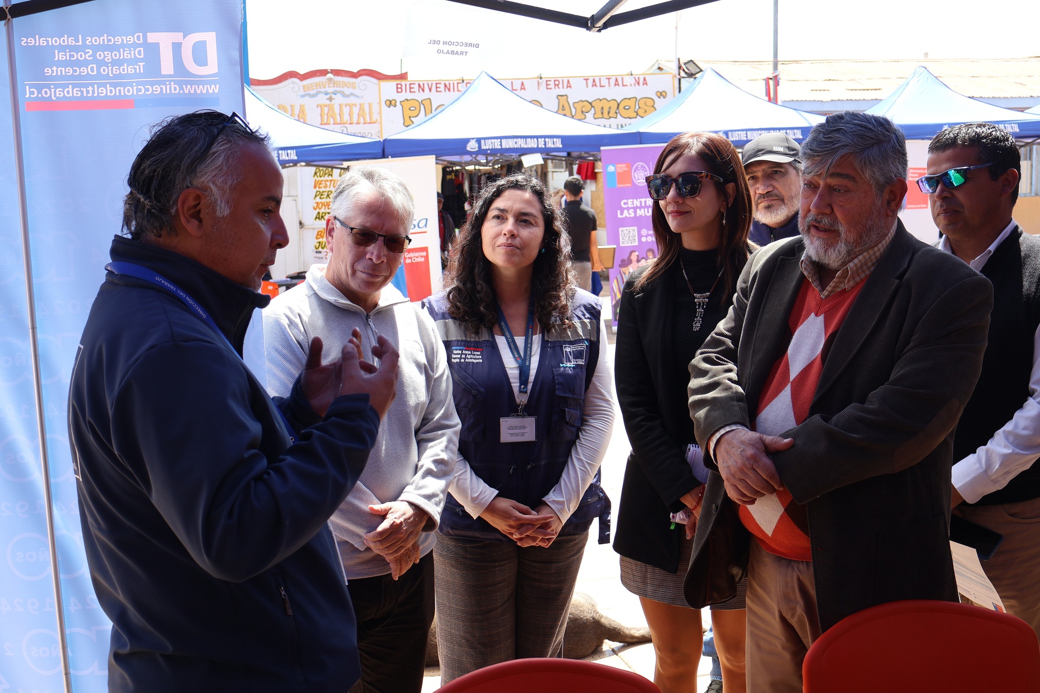 Funcionario explica procedimientos a autoridades y equipos municipales durante el operativo en terreno
