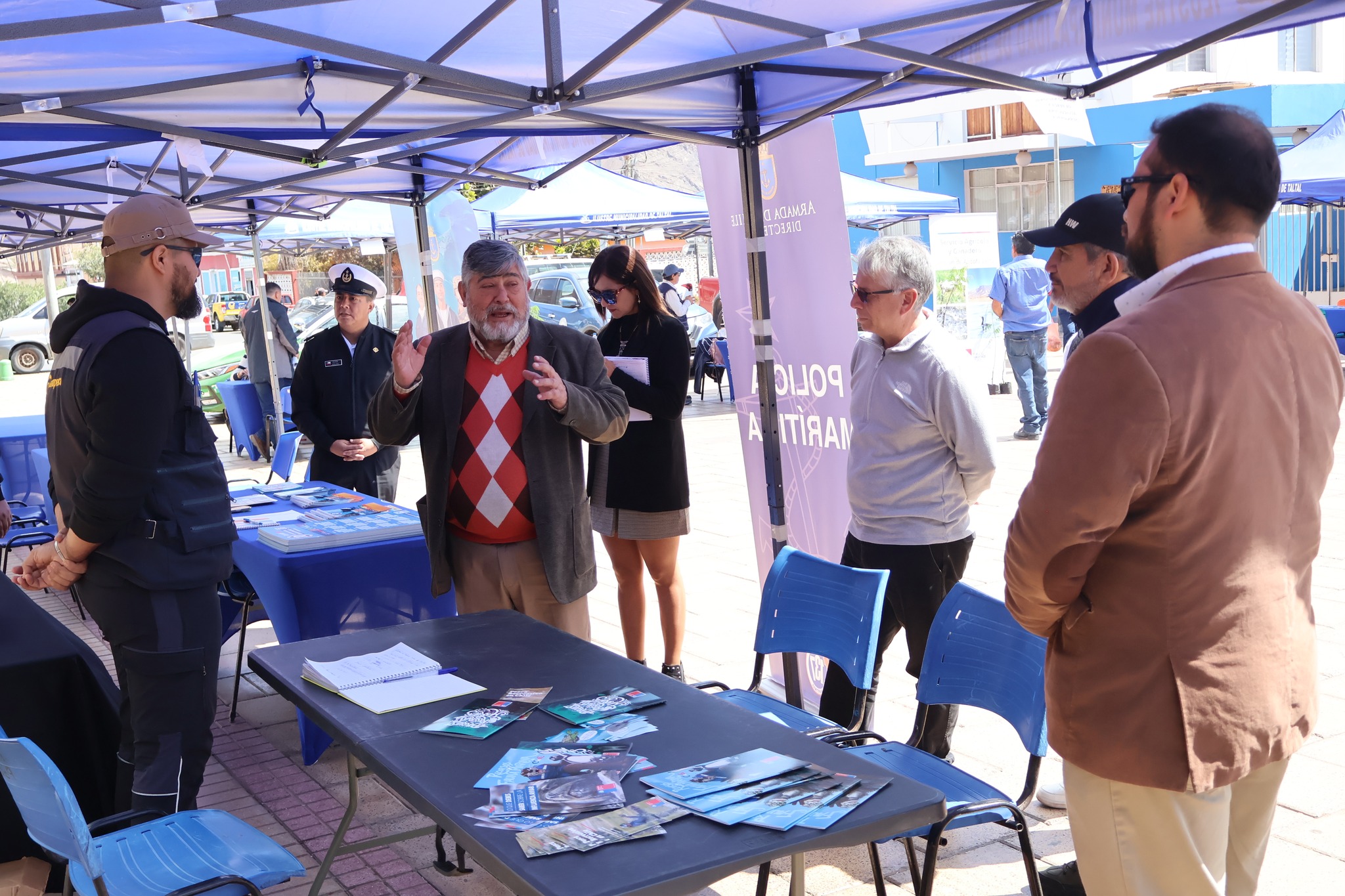 Autoridad entrega detalles de la jornada a equipos y vecinos bajo carpas de la feria.