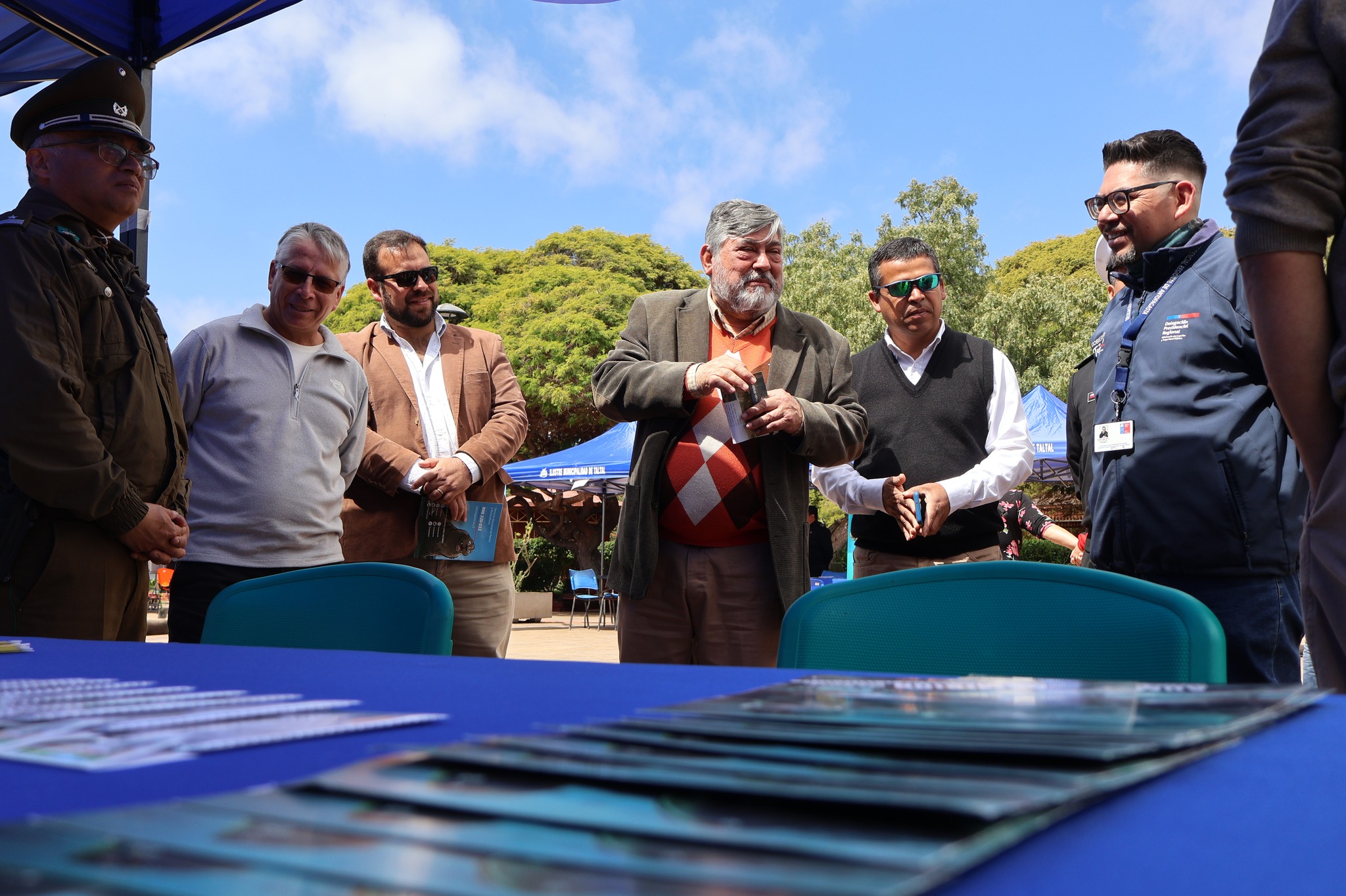 Recorrido de autoridades por los stands; al fondo carpas de servicios públicos en Plaza Prat.