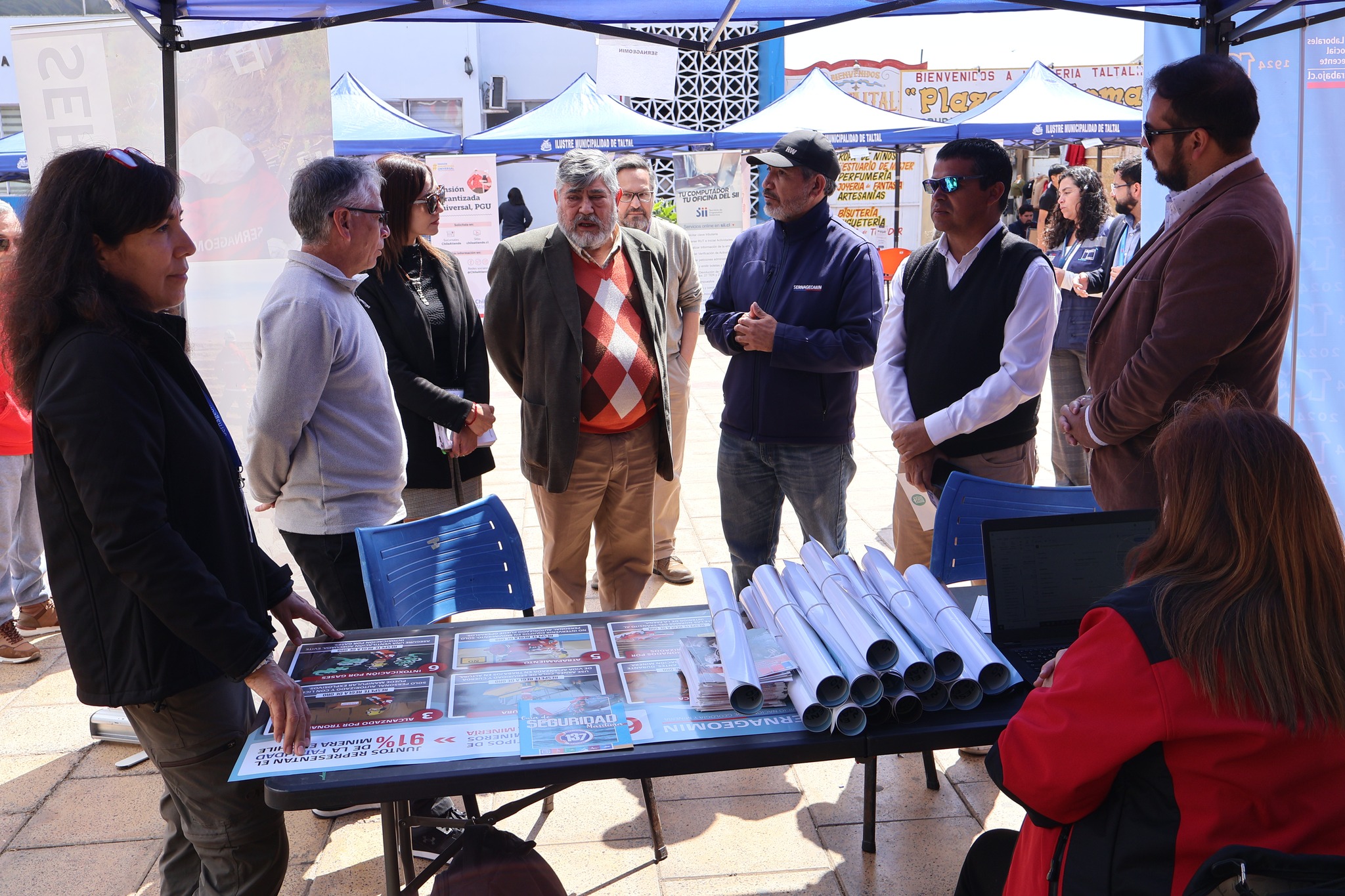 Equipo regional expone material y coordina derivaciones con autoridades en un stand ciudadano