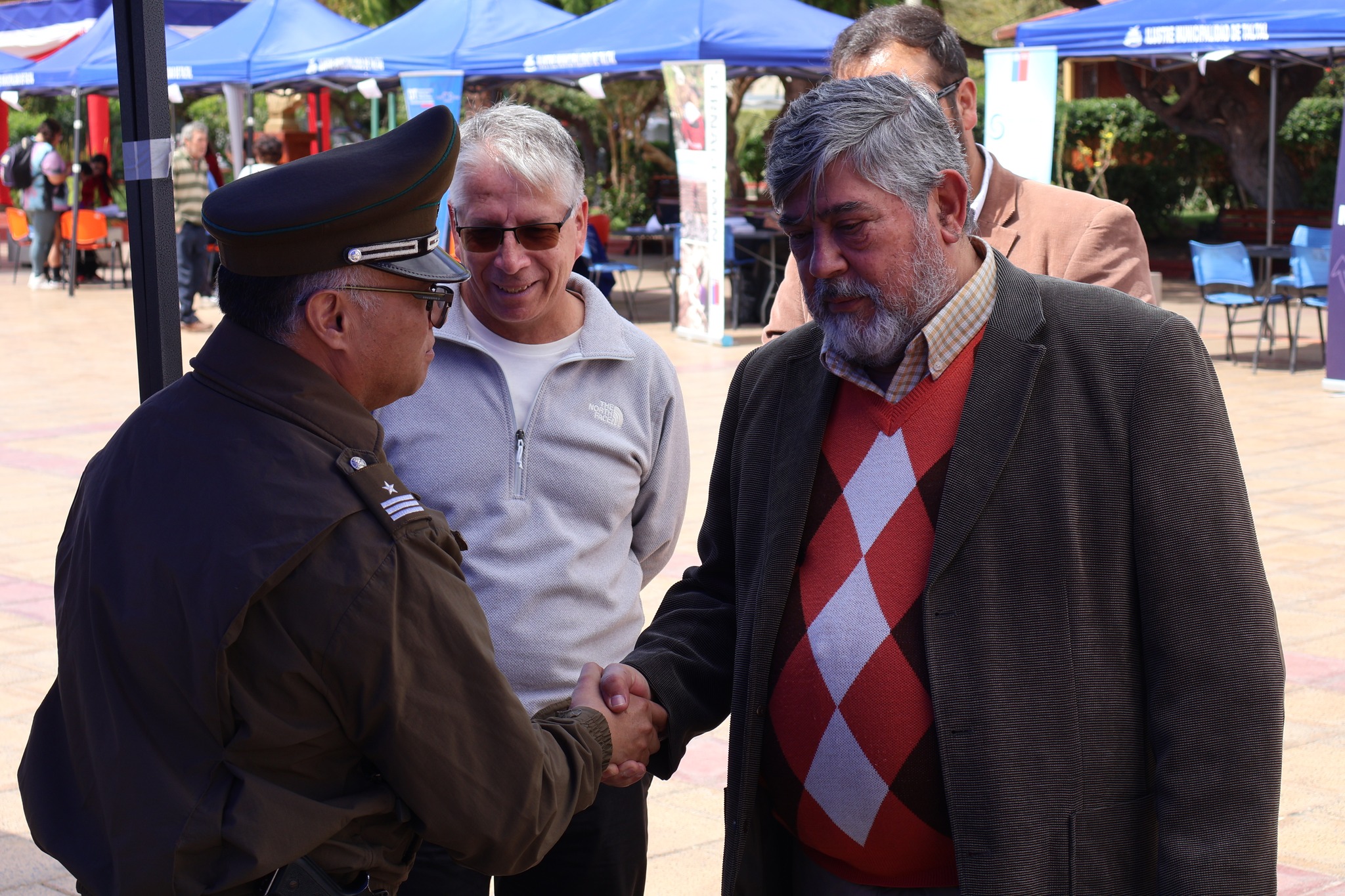Saludo protocolar entre autoridad comunal y Carabineros en el operativo de servicios.