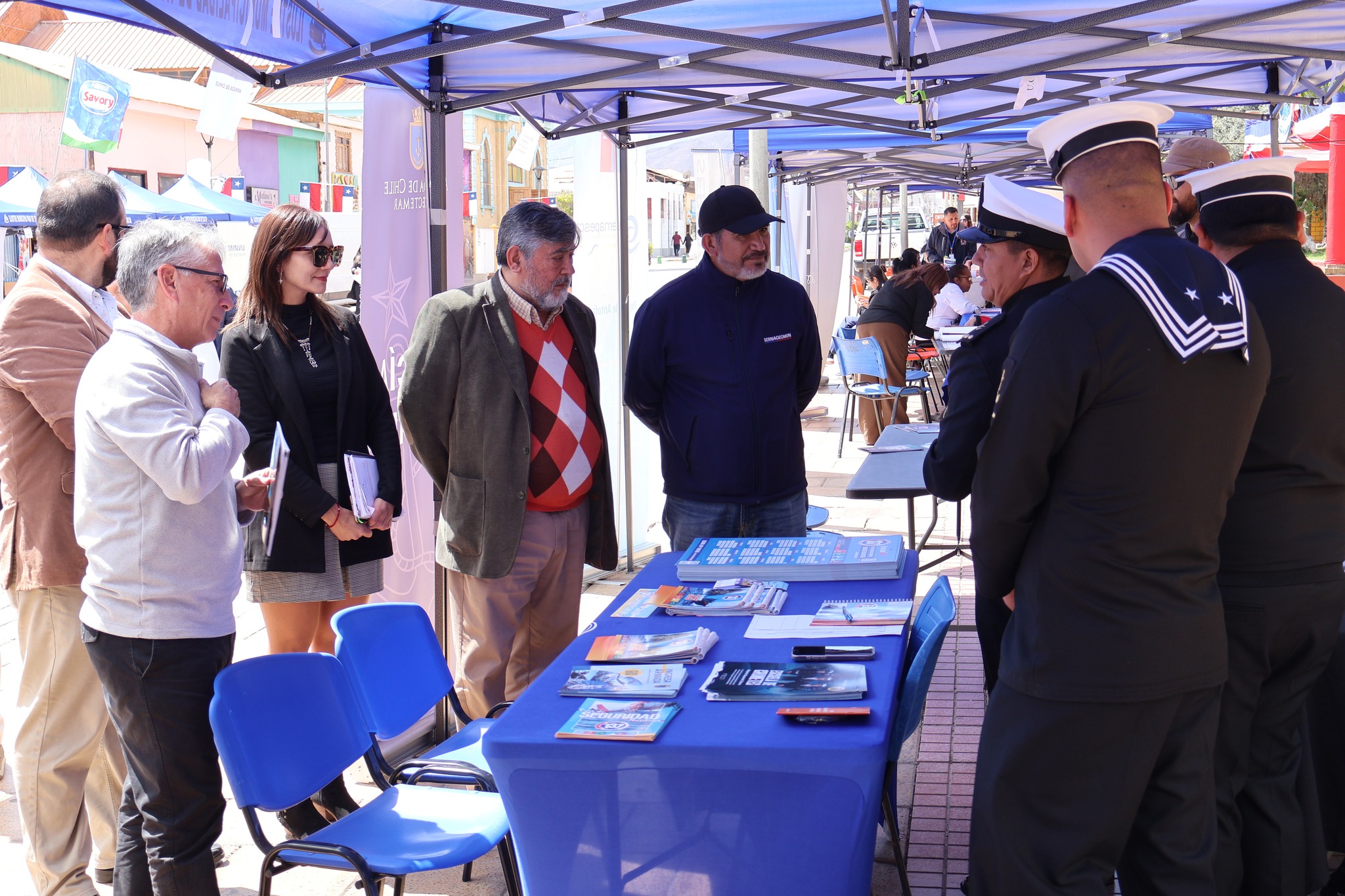 Autoridades recorren módulos y conversan con personal de la Armada en la Feria de Servicios en Plaza Prat.