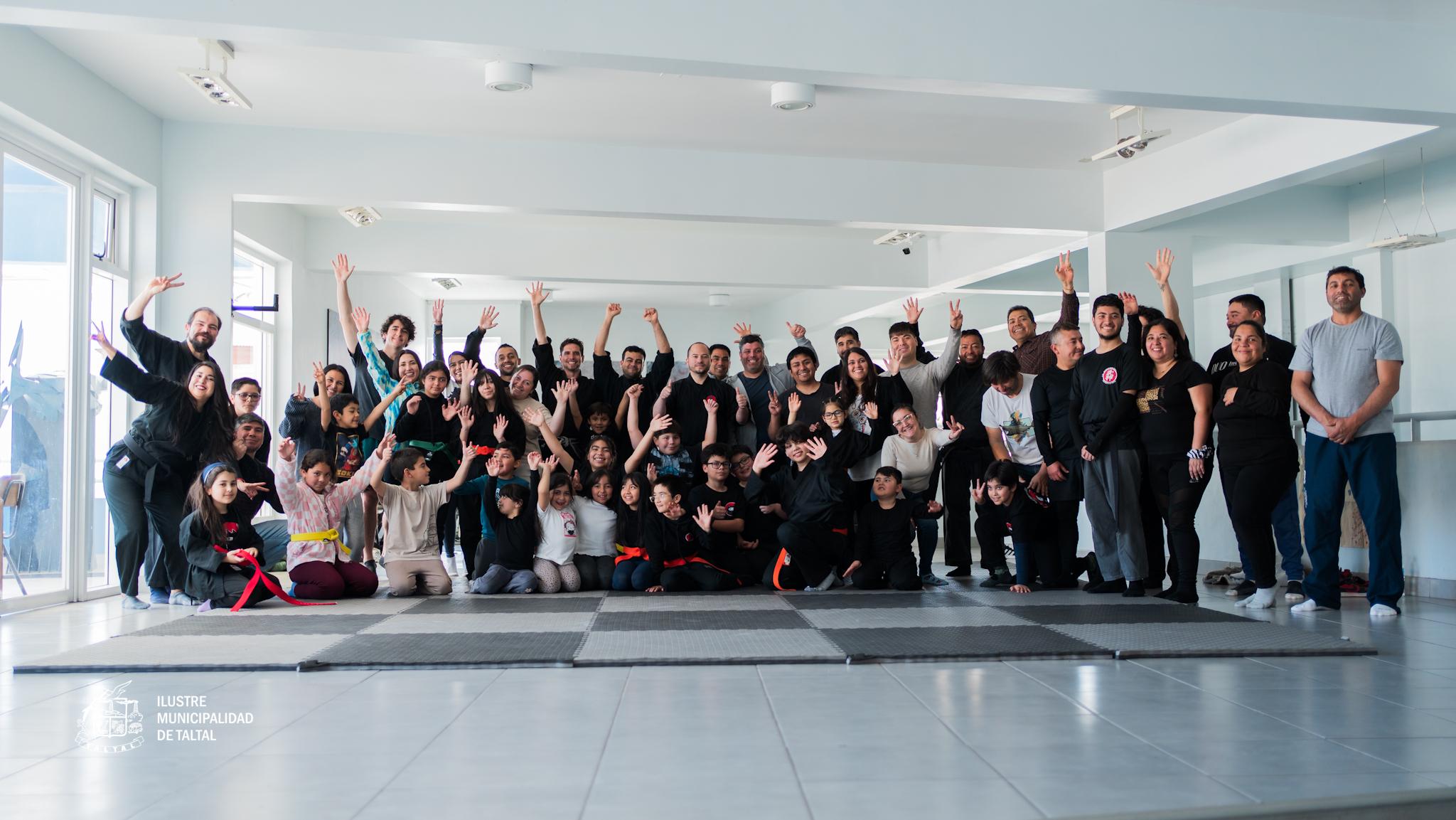 foto-grupal-cierre-encuentro-pulsocomunal.jpg Participantes y escuelas de artes marciales posan en el tatami.