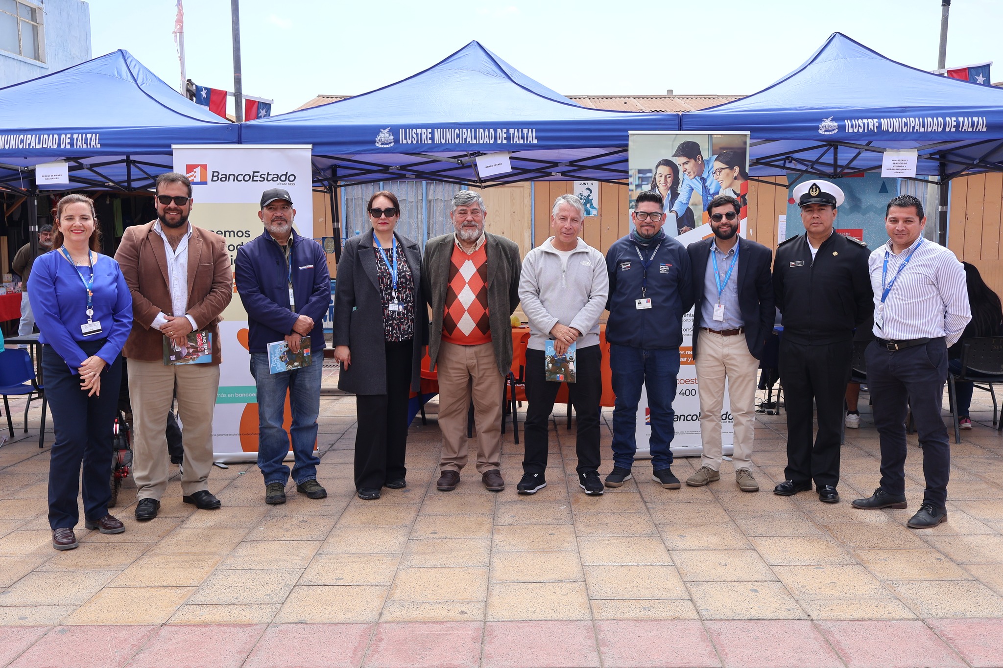 Foto grupal de autoridades locales y representantes de servicios públicos, BancoEstado y Armada de Chile en Taltal.