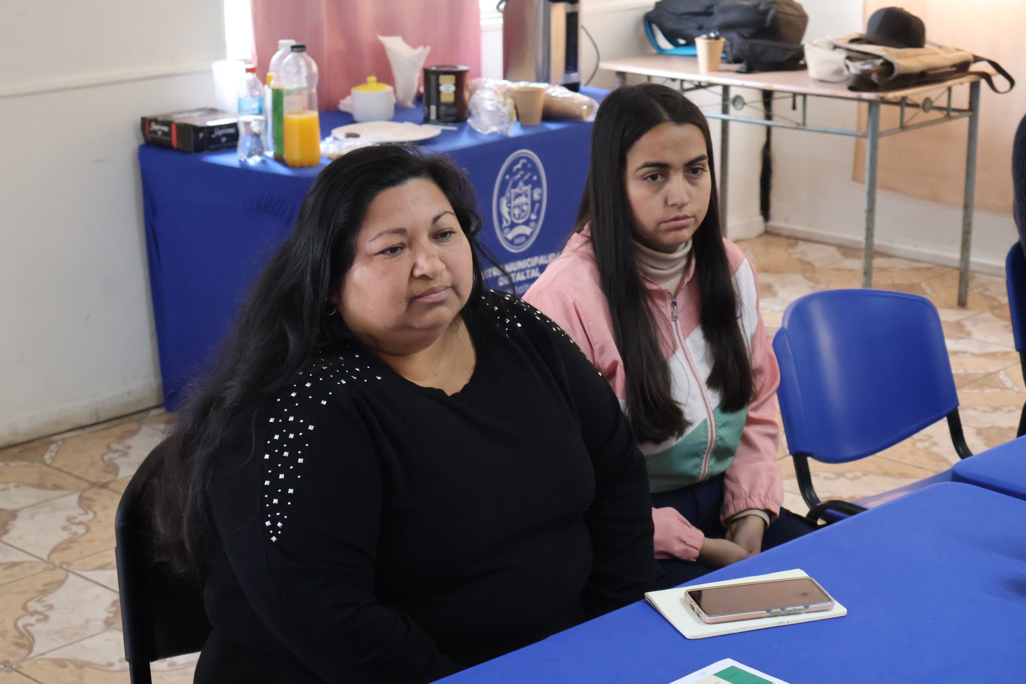Vecinas de Paposo participan en diálogo ciudadano con el municipio en terreno.