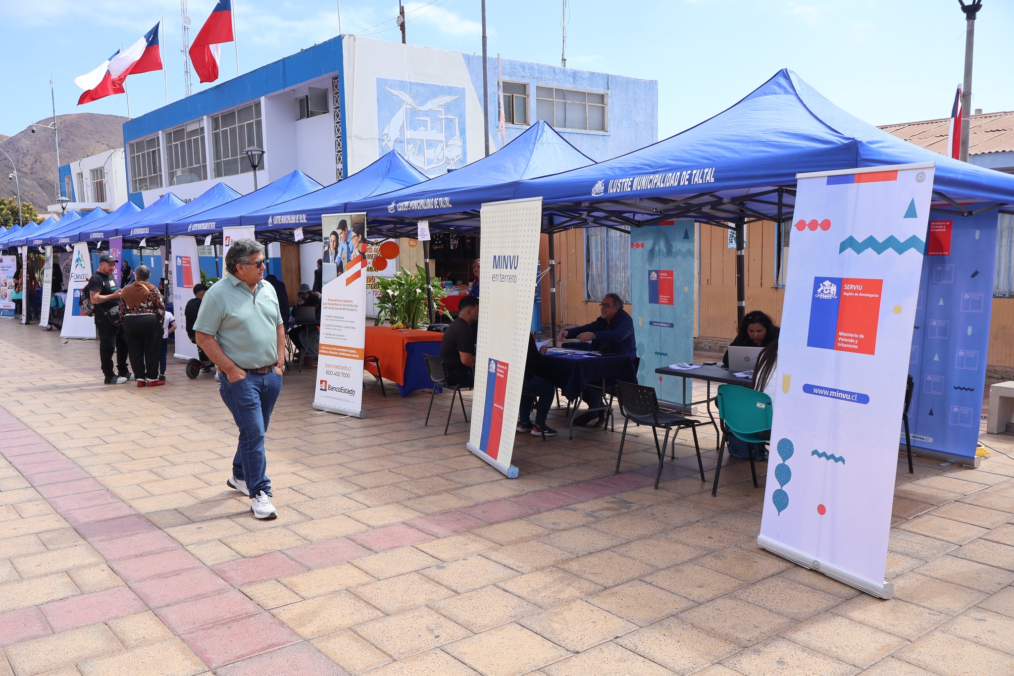 Stands de Minvu, Serviu y BancoEstado en la feria de servicios públicos en Taltal frente al edificio municipal