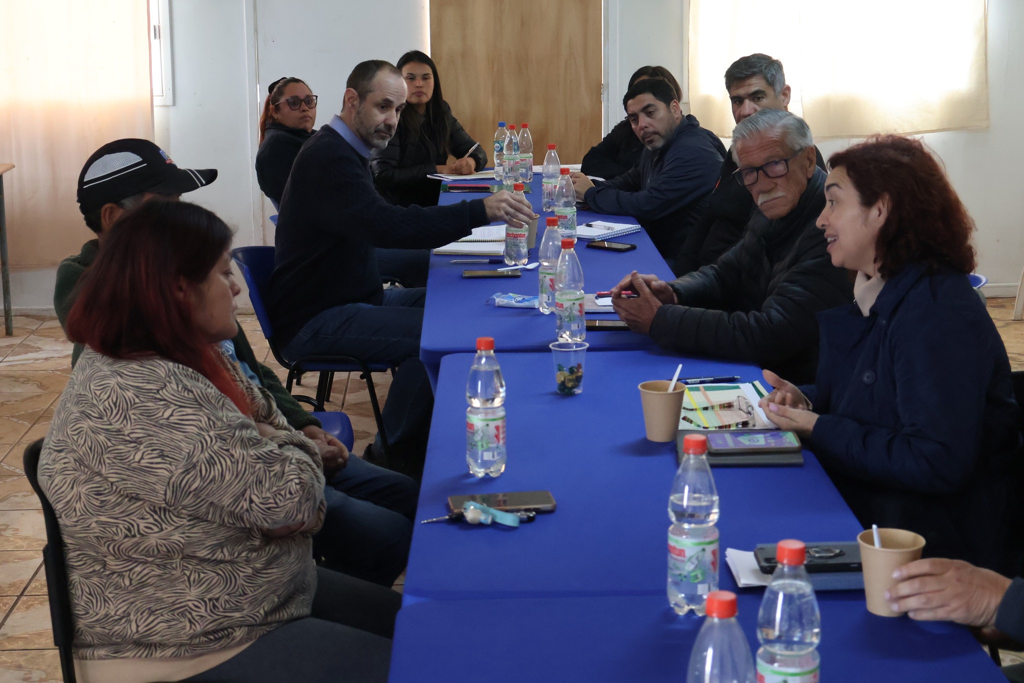 Vecinos de Paposo exponen requerimientos durante la jornada de municipio en terreno.