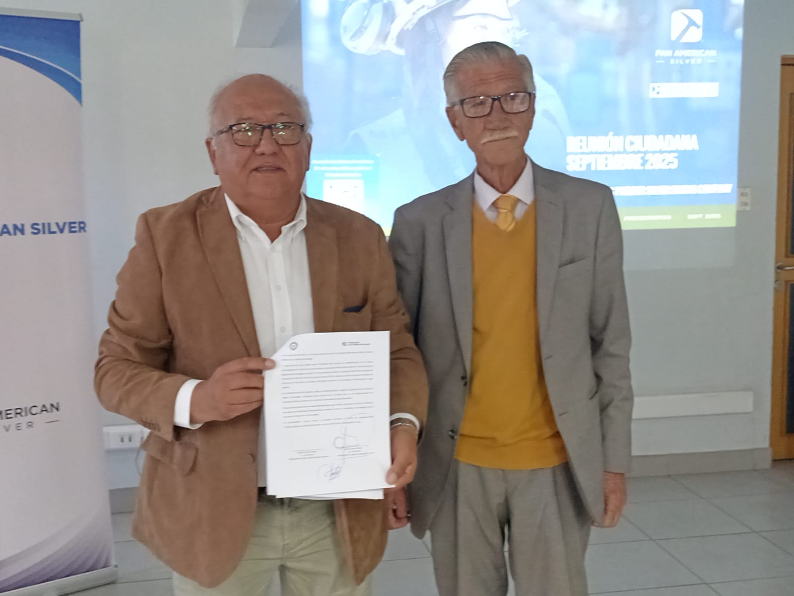 Alcalde Mario Acuña y representantes de Pan American Silver firman convenio para implementar el Pladetur en Taltal.