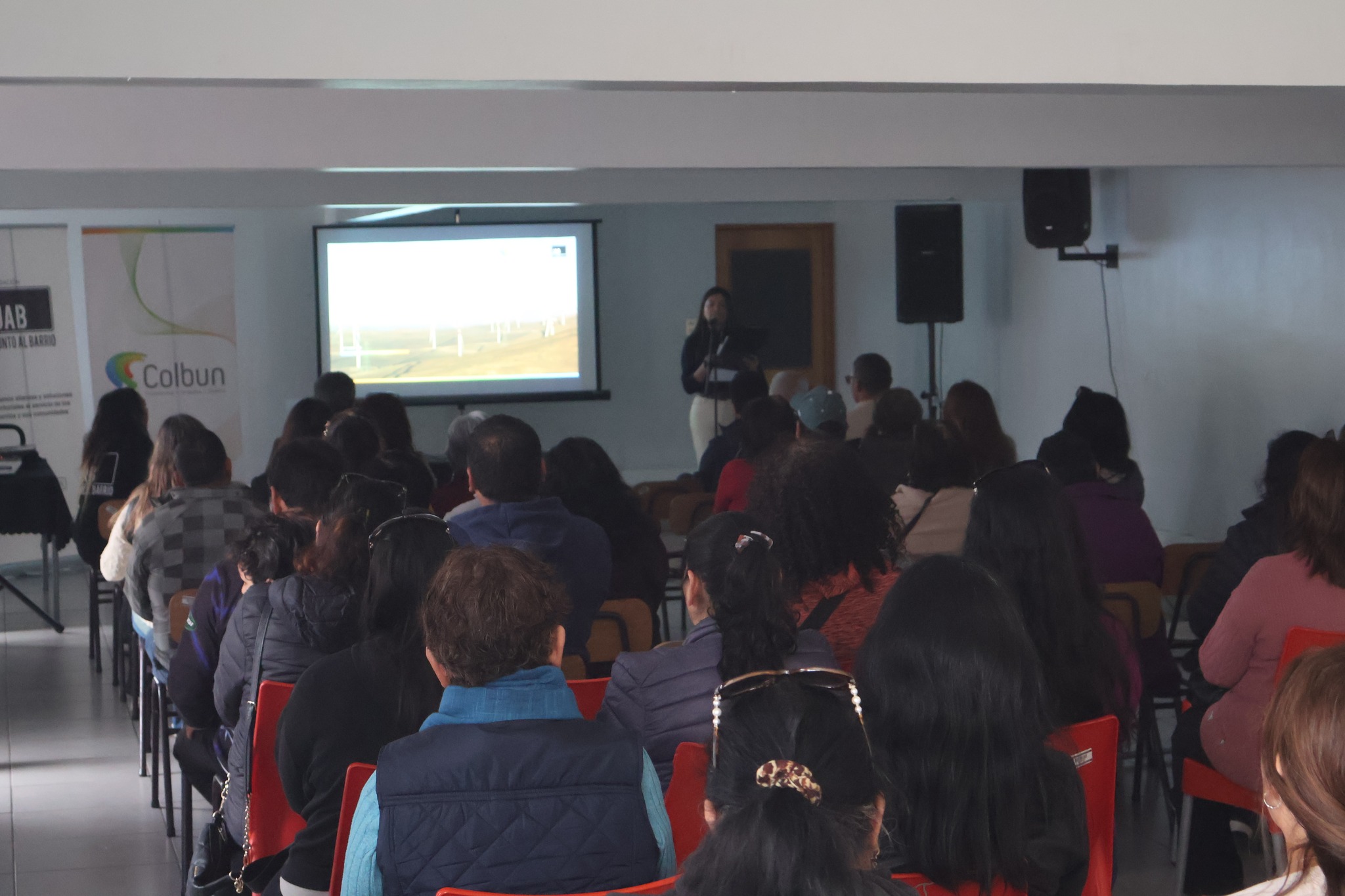 Auditorio completo siguiente la presentación proyectada sobre el Fondo Social en Taltal.