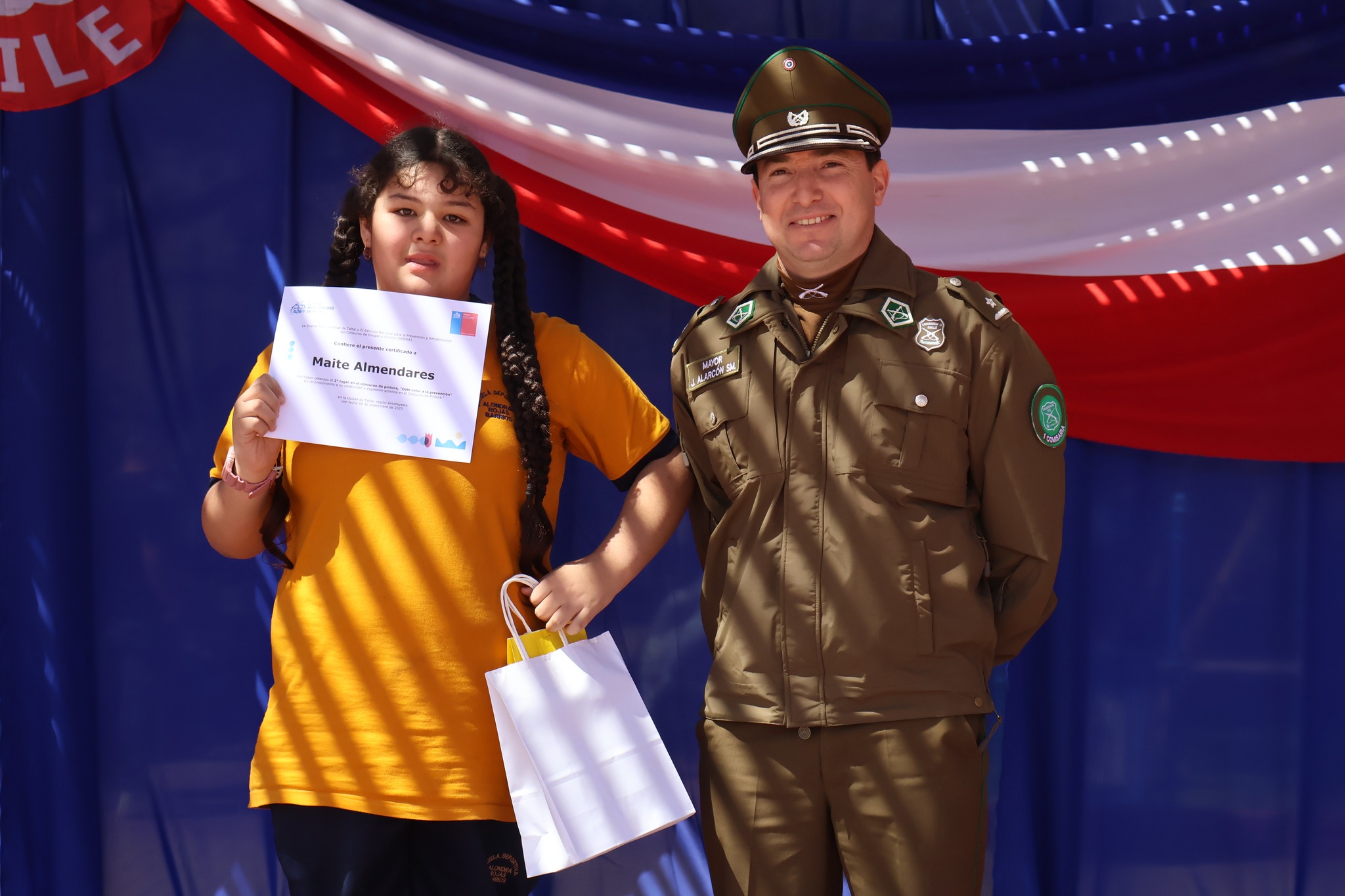 Maite Almendares recibe premio en la Fonda Preventiva de Taltal