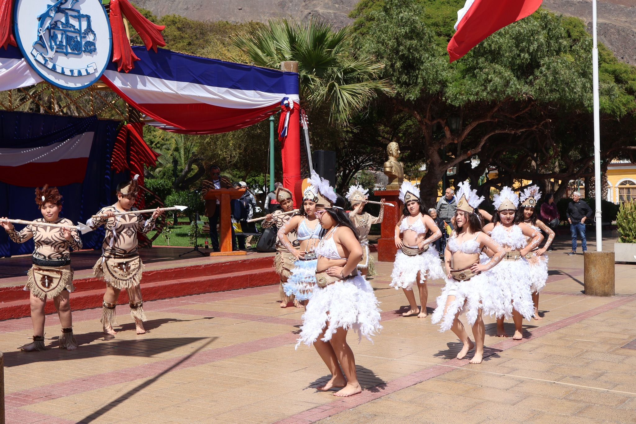 Niños y niñas presentan danza “Fantasía Rapa Nui” en la Plaza de Taltal durante la Fonda Preventiva.