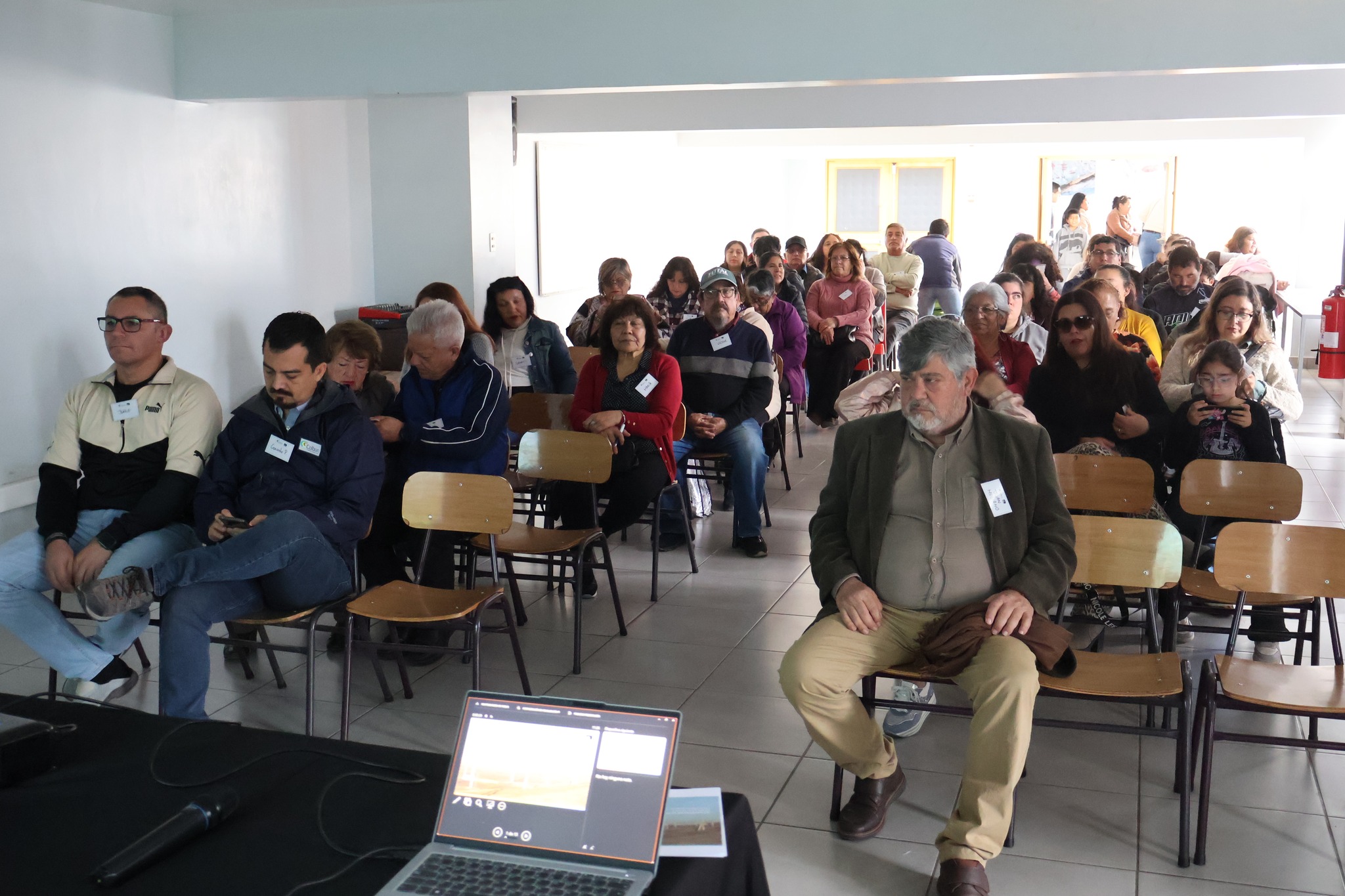 Participación cuidadana: juntas de vecinos. clubes y organizaciones se informaron para postular.