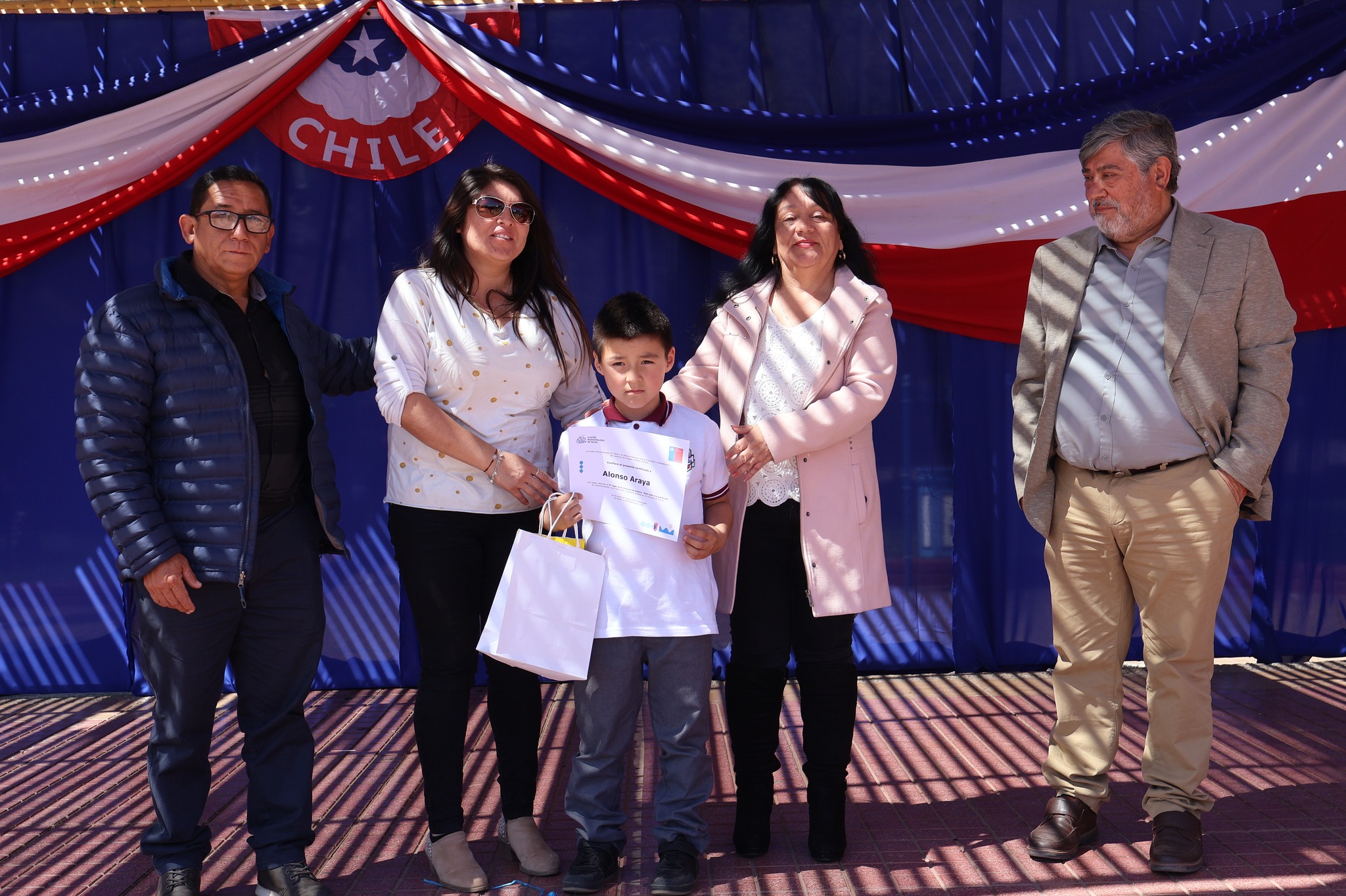 Alumno Alonso Araya recibe premio en concurso Dale Color a la Prevención