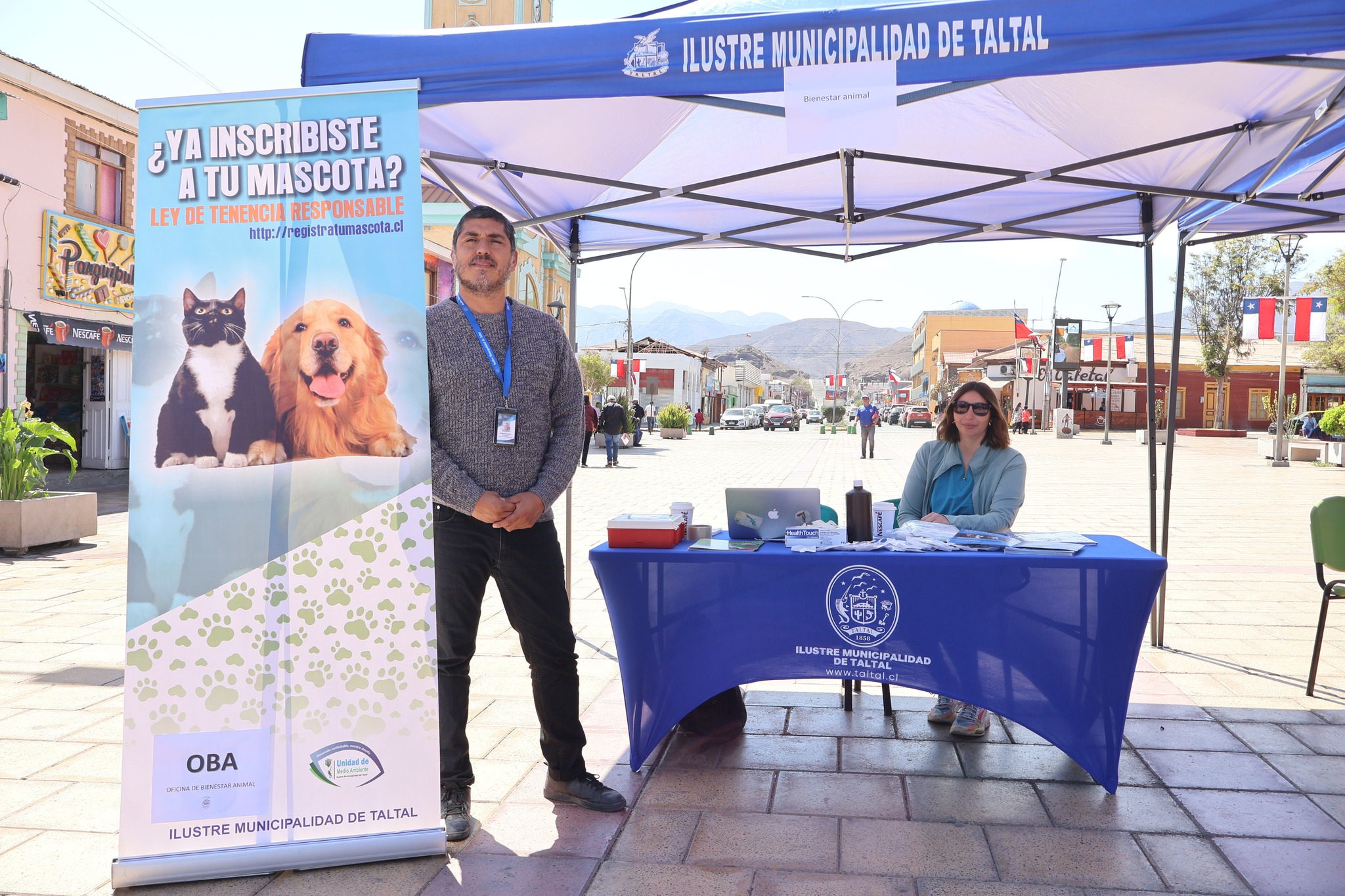 Stand de la Oficina de Bienestar Animal de la Municipalidad de Taltal durante la Fonda Preventiva, con información sobre tenencia responsable de mascotas.
