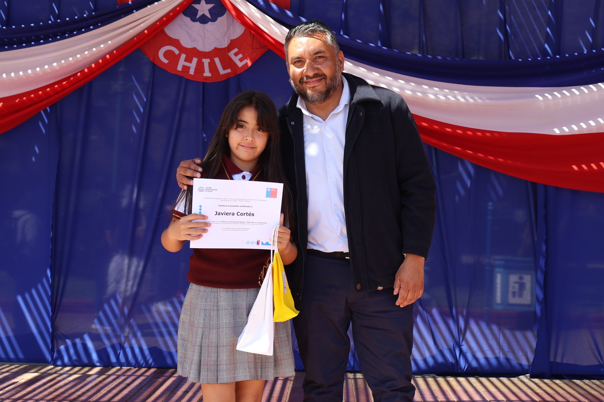 Estudiante Javiera Cortés recibe premio en la Fonda Preventiva de Taltal