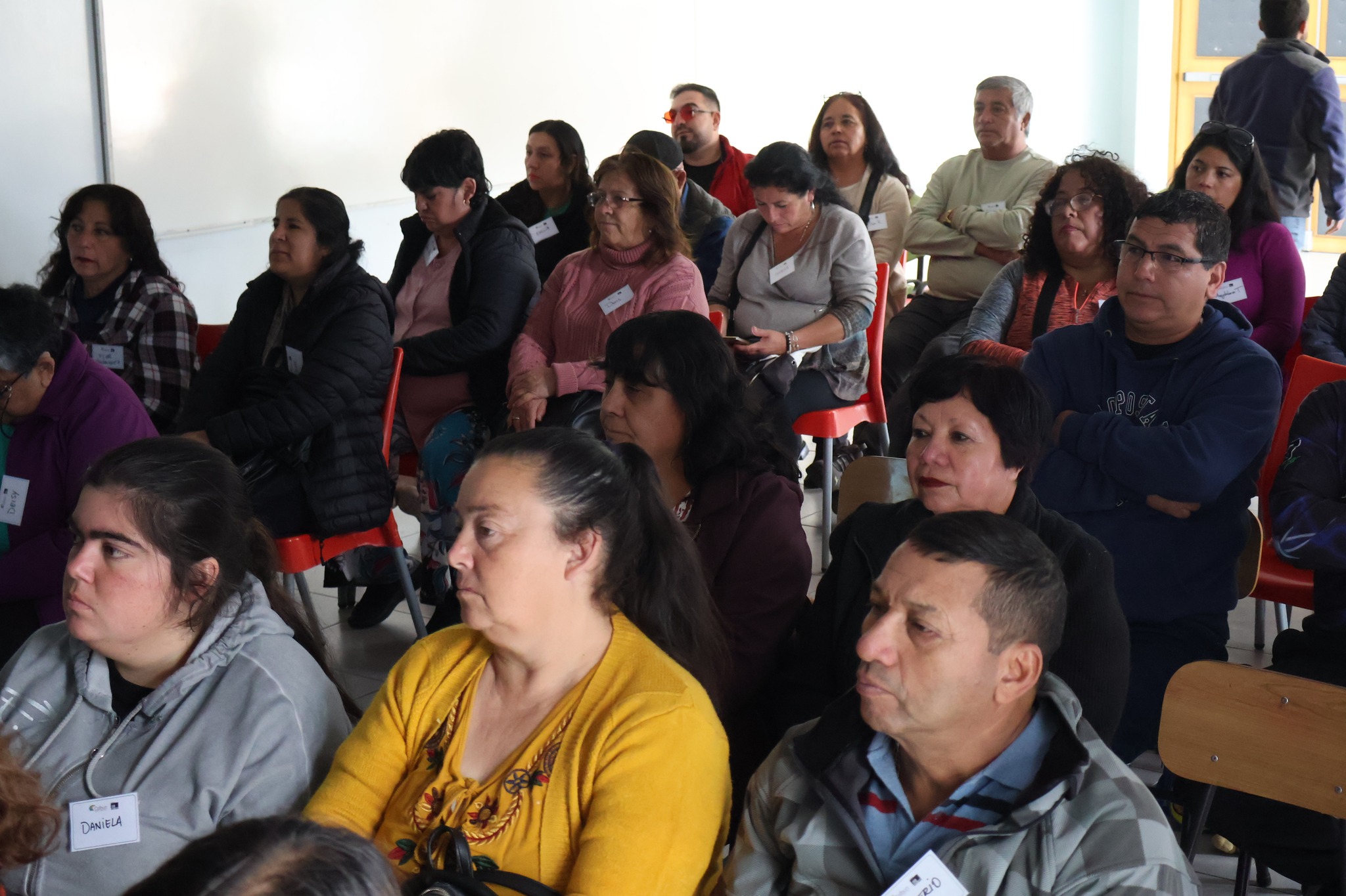 Dirigentas y vecinos de distintos barrios siguiendo la charla informativa.