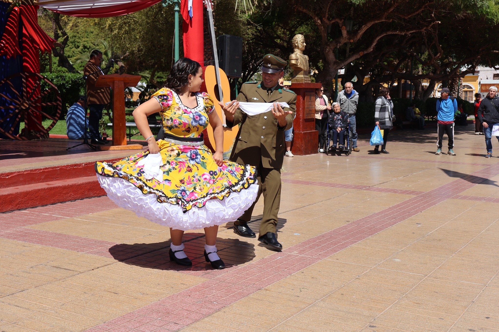 Carabinero y bailarina reciben aplausos tras su presentación de cueca durante la Fonda Preventiva de Fiestas Patrias en Taltal.