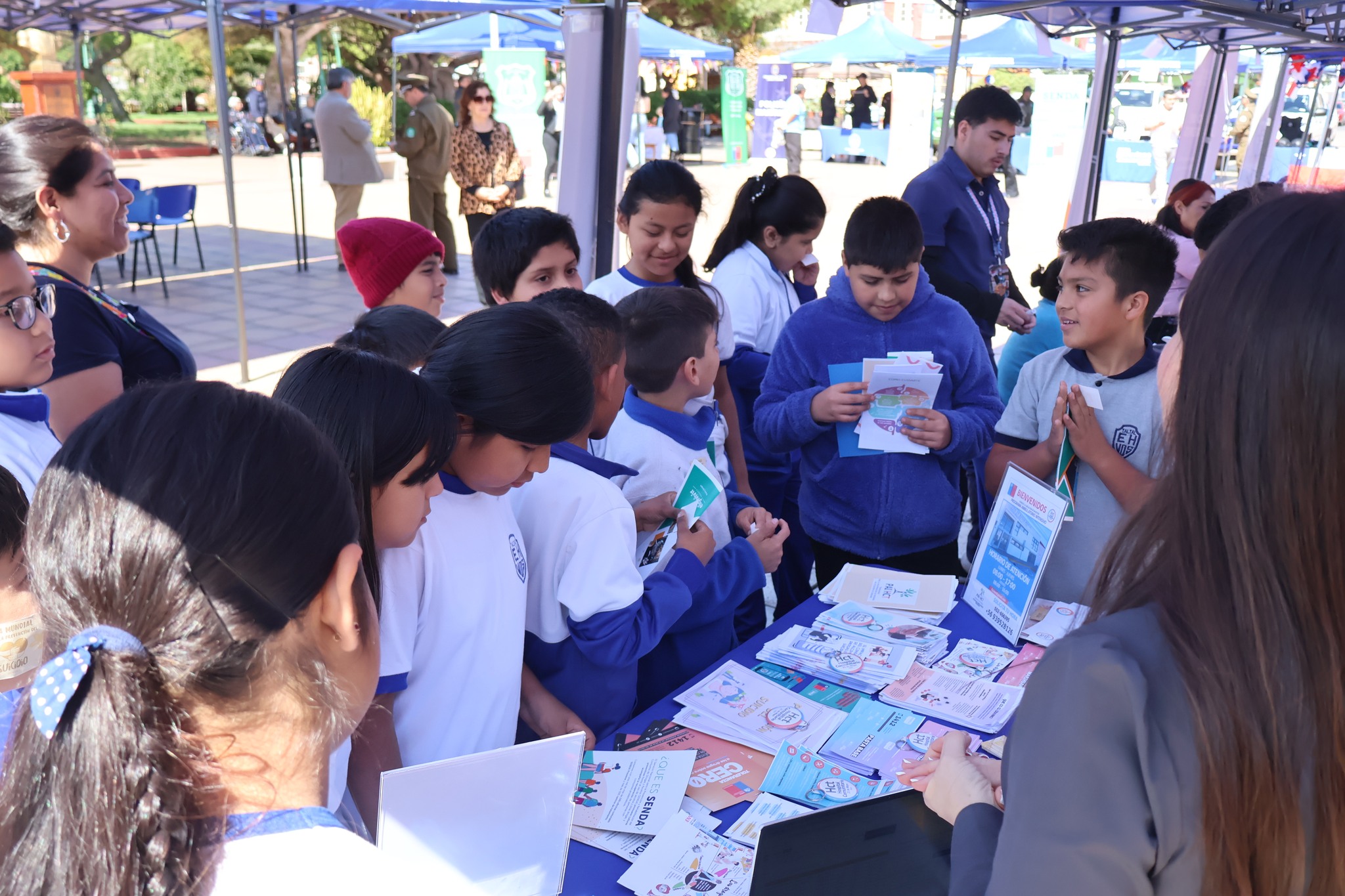 Estudiantes recorren los stands de la Fonda Preventiva en Taltal