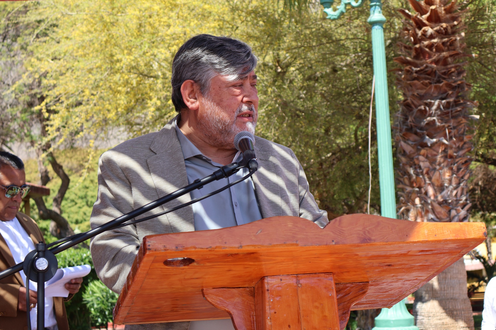 Director de Desarrollo Comunitario Juan Mediano Pacheco entrega discurso en la Fonda Preventiva de Fiestas Patrias en Taltal.