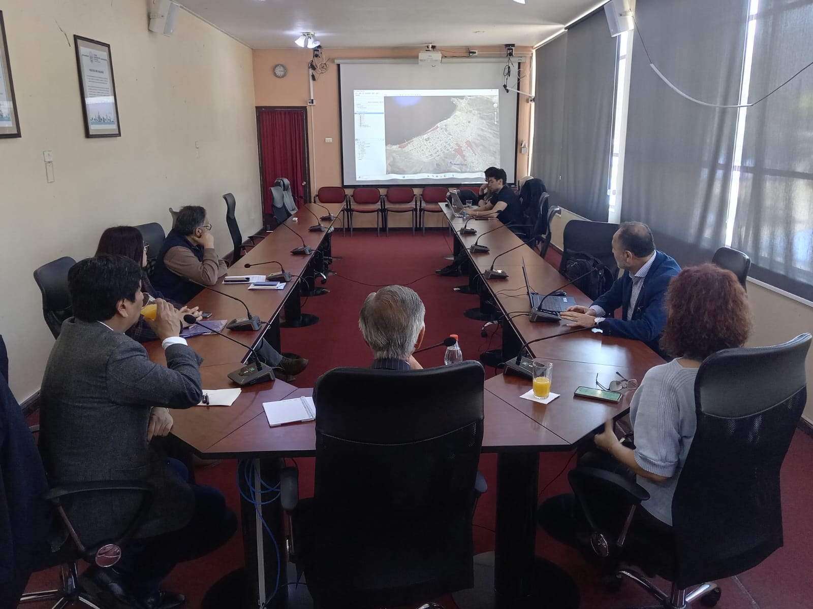Exposición técnica sobre la futura Copa de Agua y proyectos de saneamiento en sesión en la Sala de Concejo Municipal.