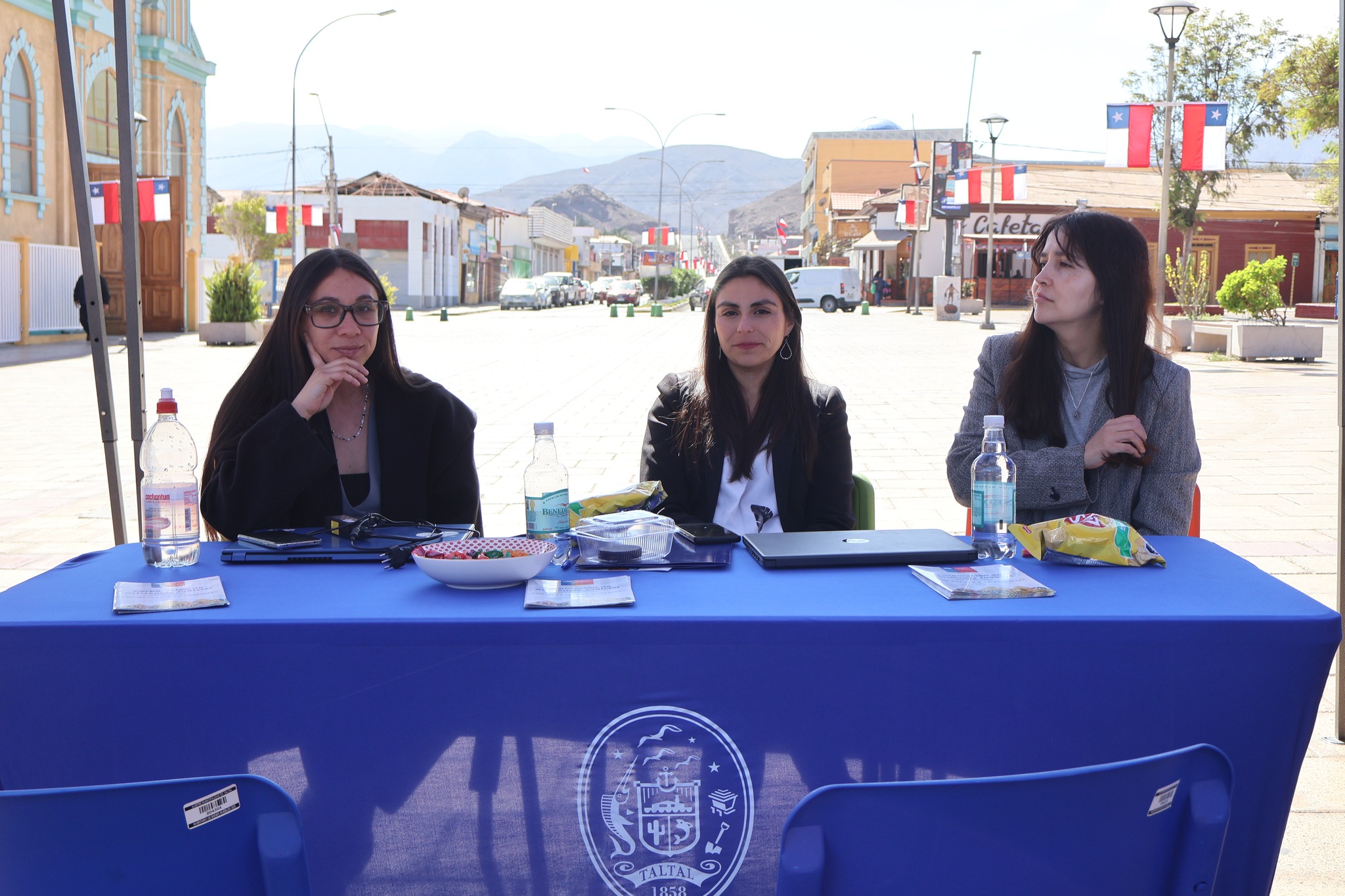 Equipo organizador de la Fonda Preventiva de Taltal en mesa principal