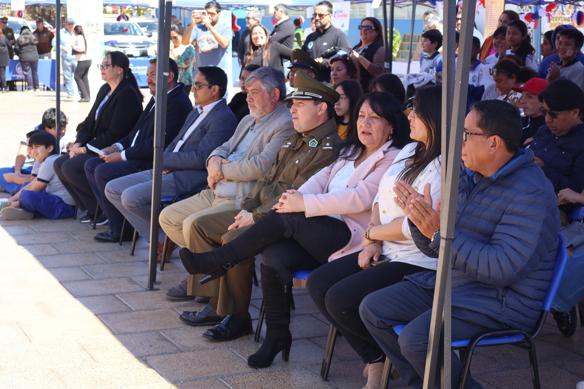 Autoridades comunales y regionales junto a Carabineros presencian las actividades artísticas y premiaciones en la Fonda Preventiva.