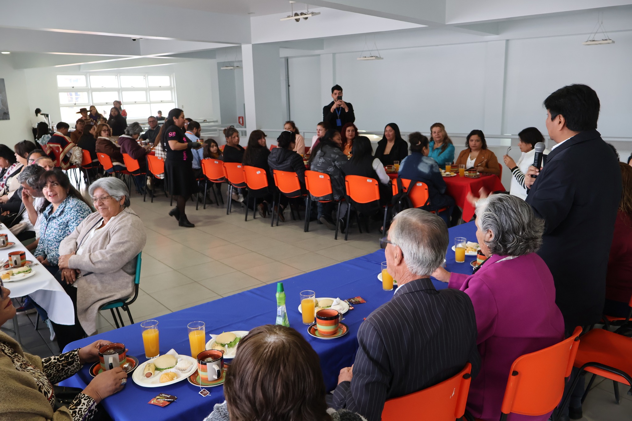 Gobernador Ricardo Díaz junto a adultos mayores y dirigentes sociales durante encuentro comunitario en Taltal.