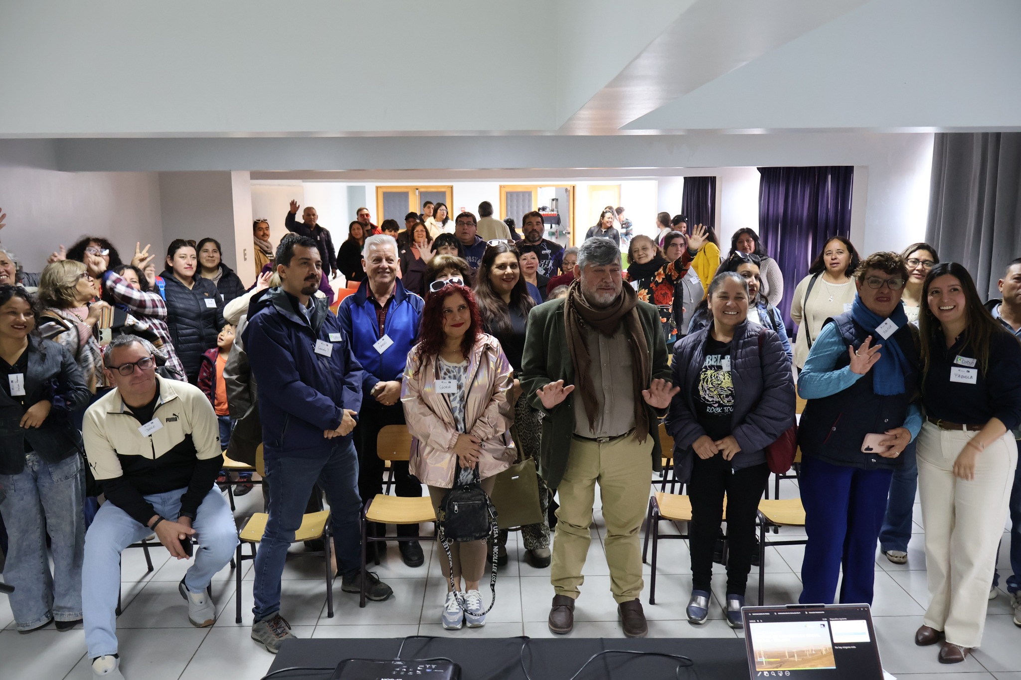fondo-social-jab-colbun-taltal-2025-foto-grupal-lanzamiento.jpg Grupo de dirigentes sociales y vecinos de Taltal posando al finalizar el lanzamiento del Fondo Social Colbún-Junto al Barrio.