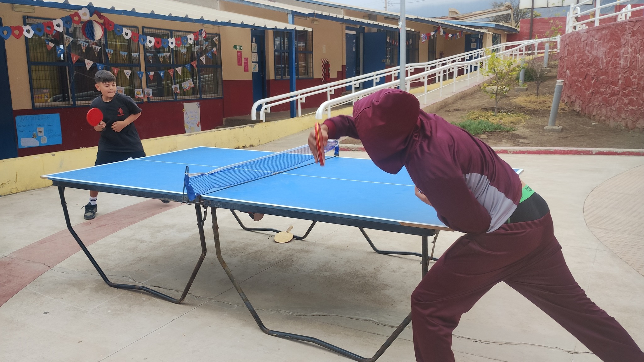 Estudiantes de Paposo juegan tenis de mesa como parte del programa de vida saludable.