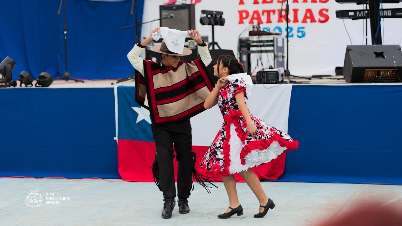 Pareja infantil bailando cueca en el escenario principal de la Fiesta de la Chilenidad en Paposo.