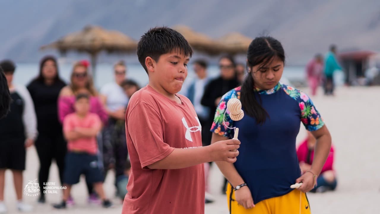 Competencia de emboque infantil en la playa durante las Fiestas Patrias en Taltal.
