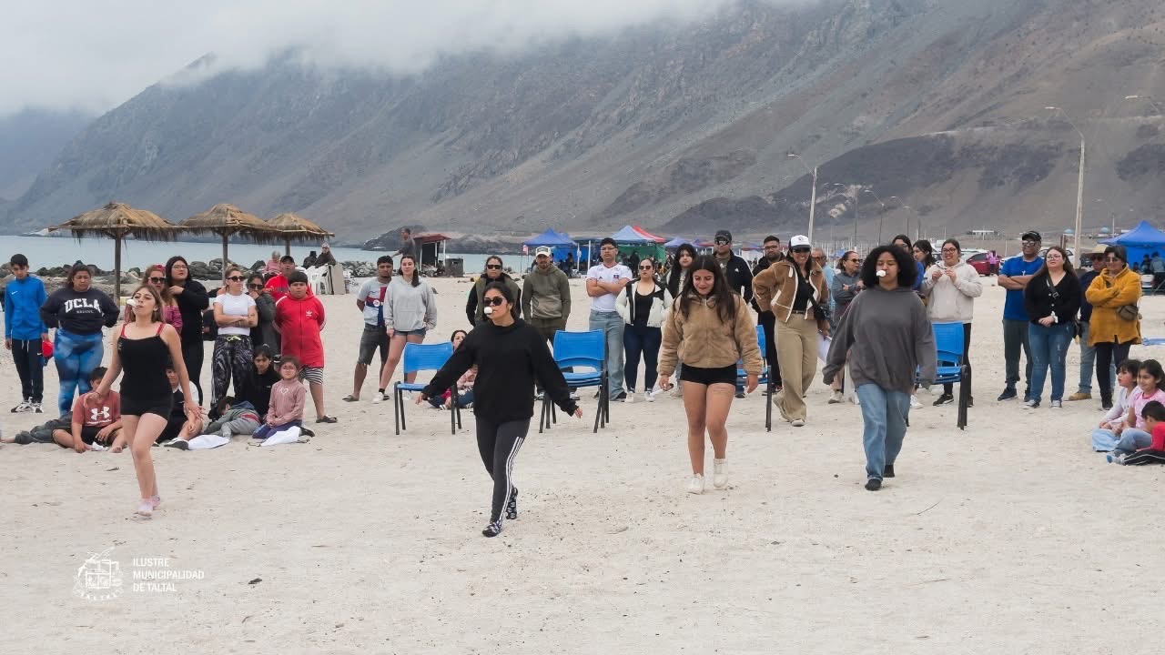 Adultas en carrera con cuchara y huevo en la boca durante los Juegos Criollos.